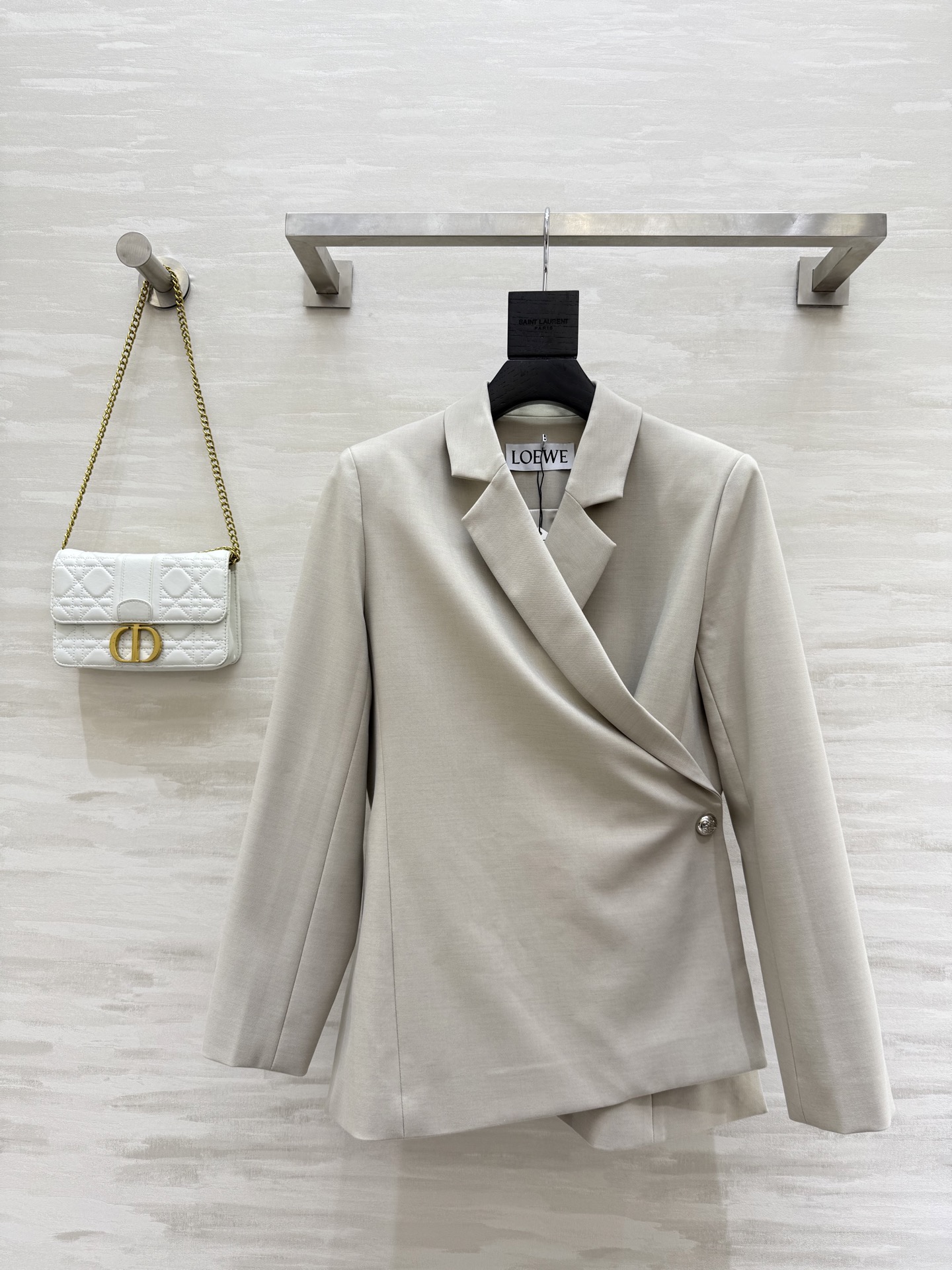 NO:472586,#Loew autumn and winter new style, a slim waist-hugging jacket with light wool cut and twisted silhouette, Anagram Pebble button closure on the sides, the overall button is extremely slim, showing the figure, and the aura is full!  High-quality customization Spot first-time sizeS/M/L (size size 96, 70-size length), loewe, jackets & coats, alexander wang19860909#Loew秋冬新款 一粒扣修身收腰外套 收腰轻盈羊毛剪裁 扭褶廓形 侧面饰有 Anagram Pebble 纽扣开合 整体扣上极为显瘦 显身材 气场拉满！高品质定制 现货首发sizeS/M/L（s码胸围96,衣长70）,,loewe,jackets & coats,alexander wang,Women's clothing