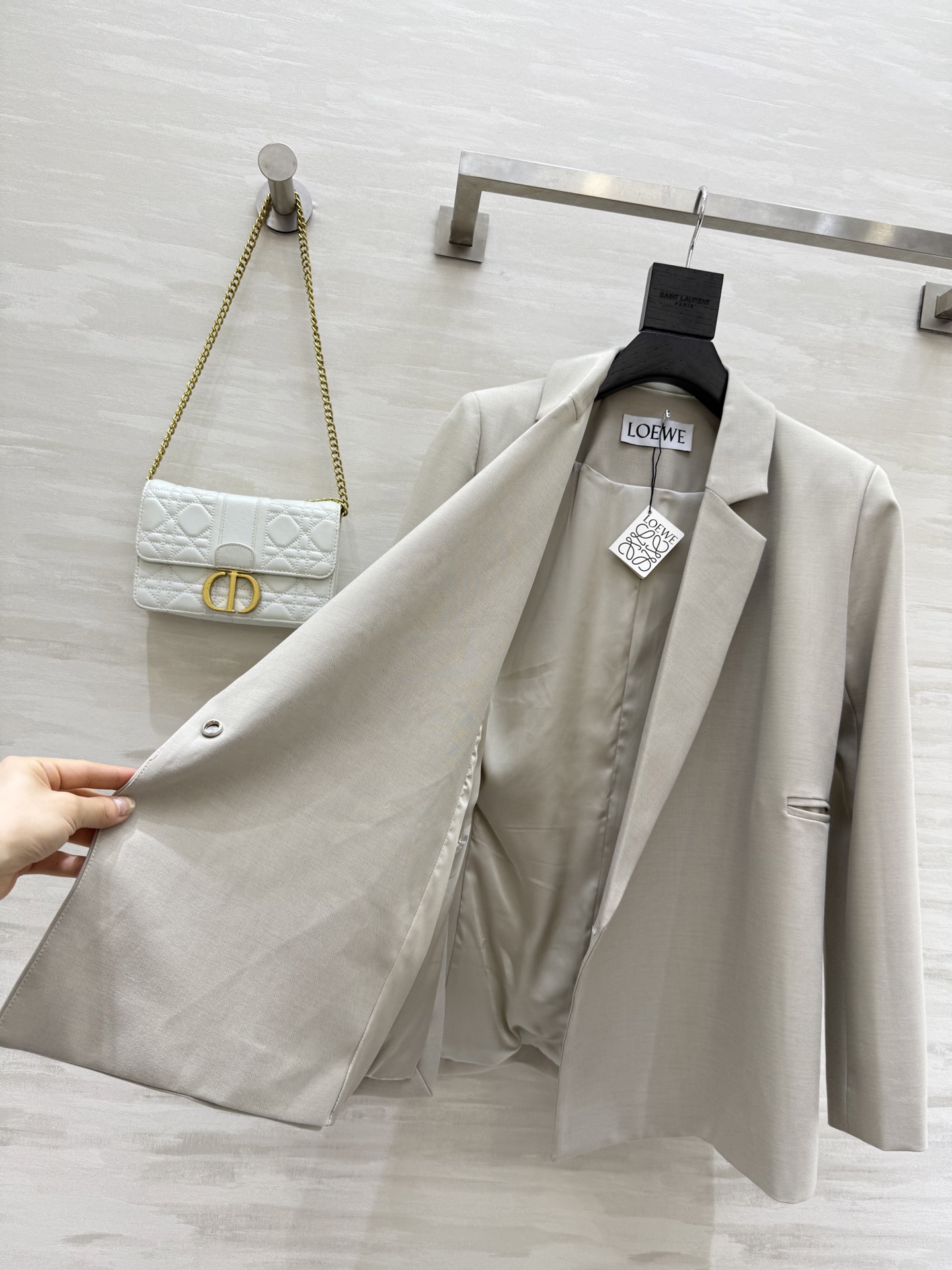 #Loew♡²⁵秋冬新款 一粒扣修身收腰外套 收腰轻盈羊毛剪裁 扭褶廓形 侧面饰有 Anagram Pe