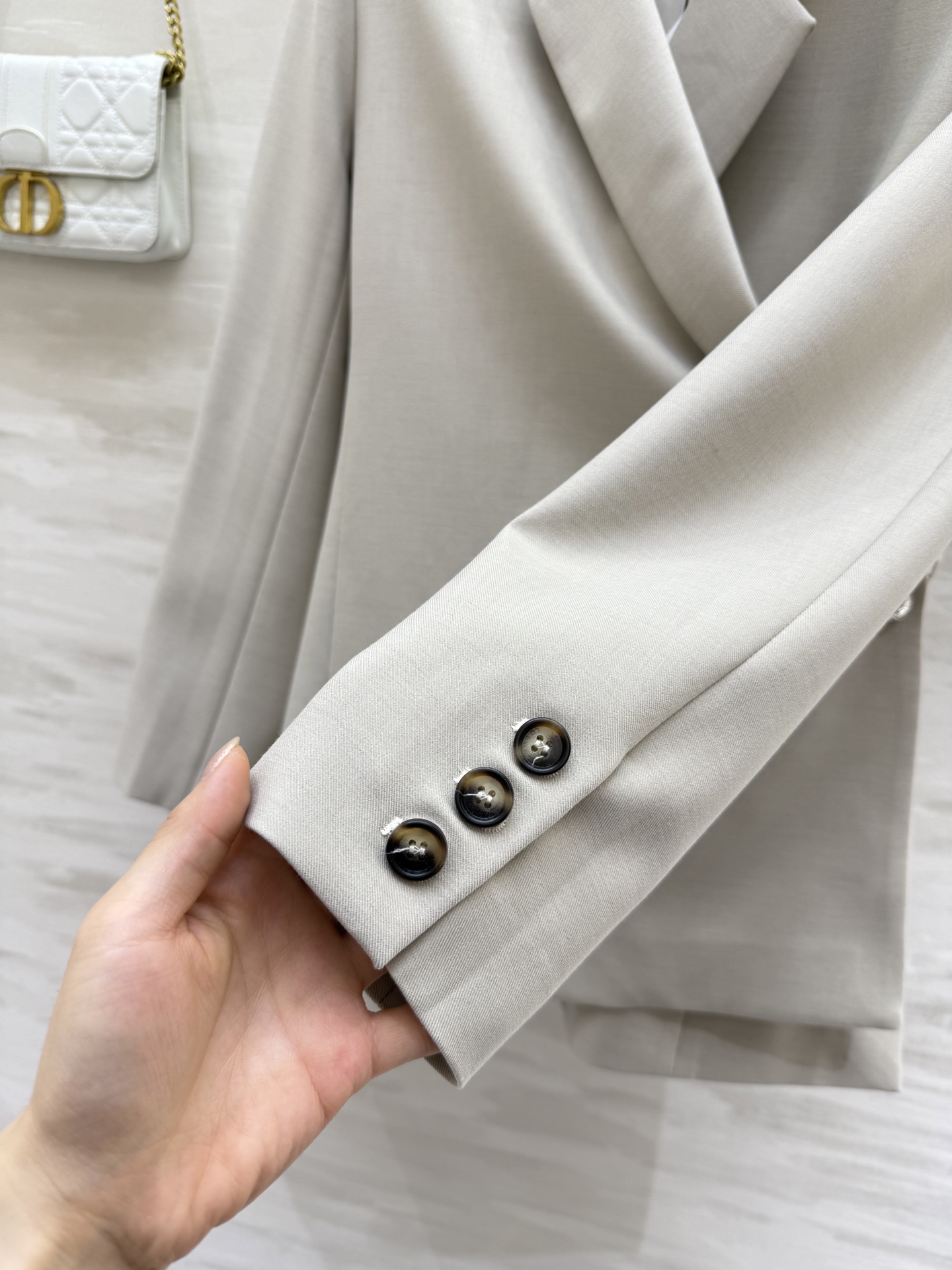 #Loew♡²⁵秋冬新款 一粒扣修身收腰外套 收腰轻盈羊毛剪裁 扭褶廓形 侧面饰有 Anagram Pe