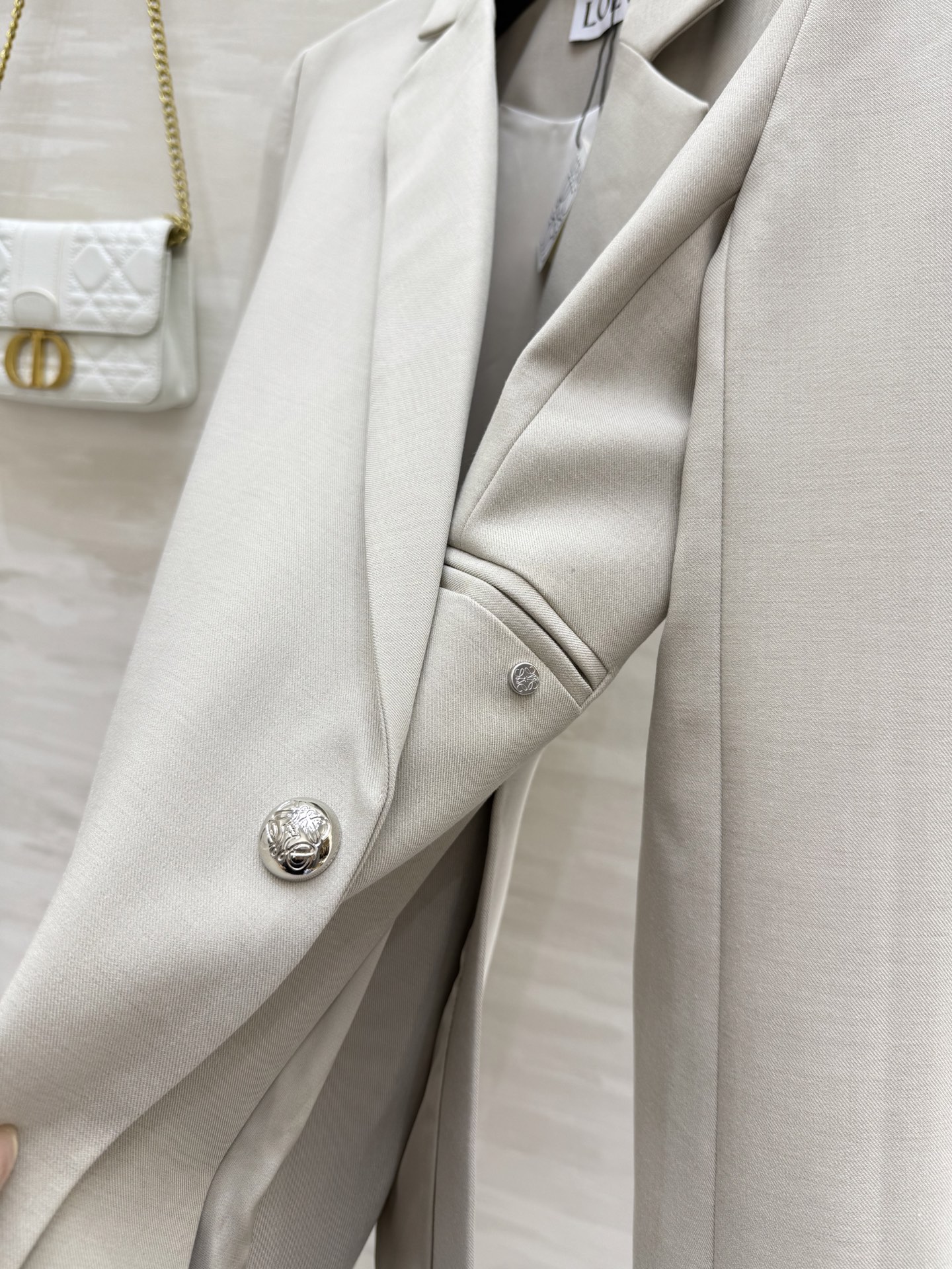 #Loew♡²⁵秋冬新款 一粒扣修身收腰外套 收腰轻盈羊毛剪裁 扭褶廓形 侧面饰有 Anagram Pe