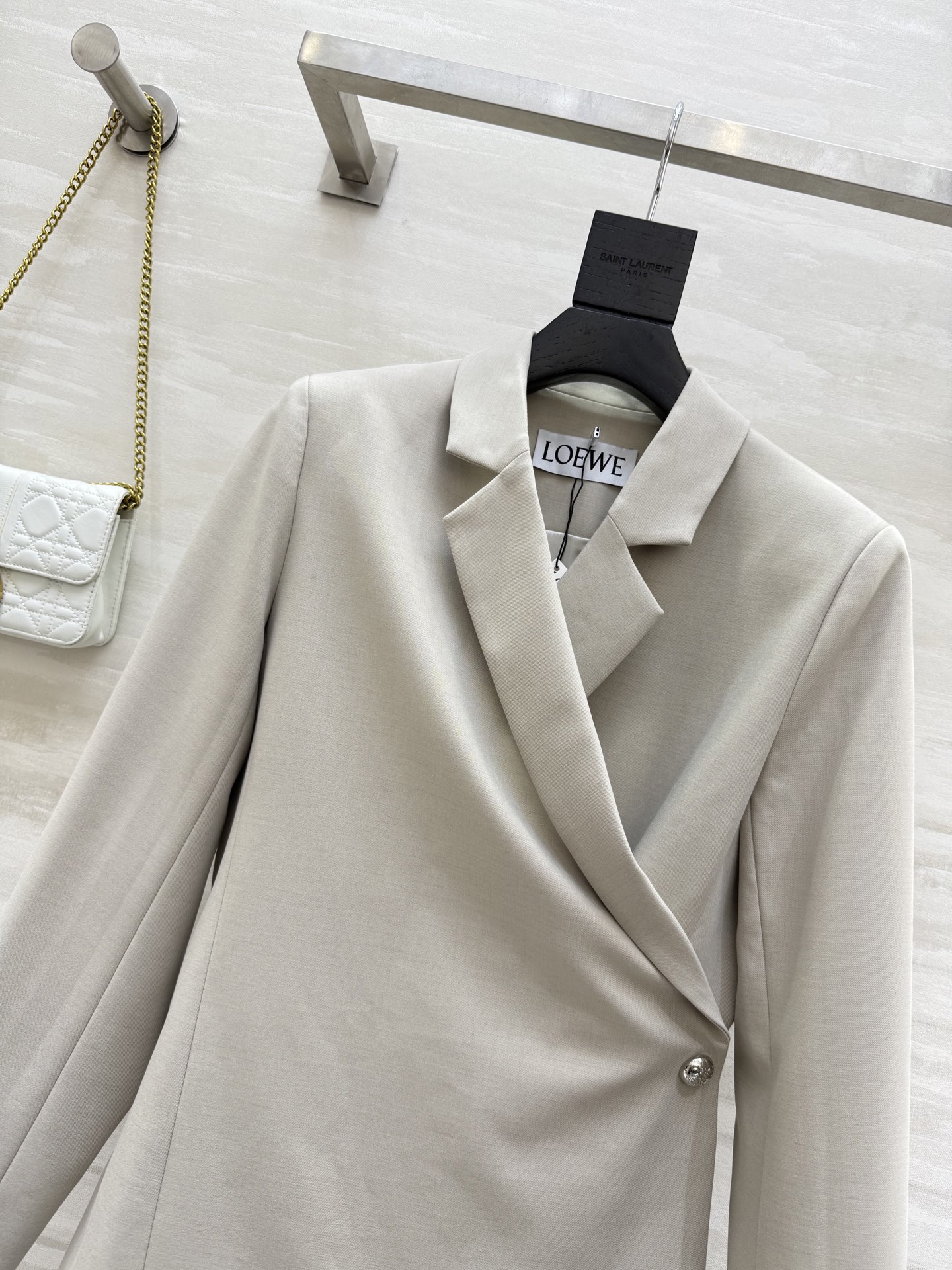 #Loew♡²⁵秋冬新款 一粒扣修身收腰外套 收腰轻盈羊毛剪裁 扭褶廓形 侧面饰有 Anagram Pe