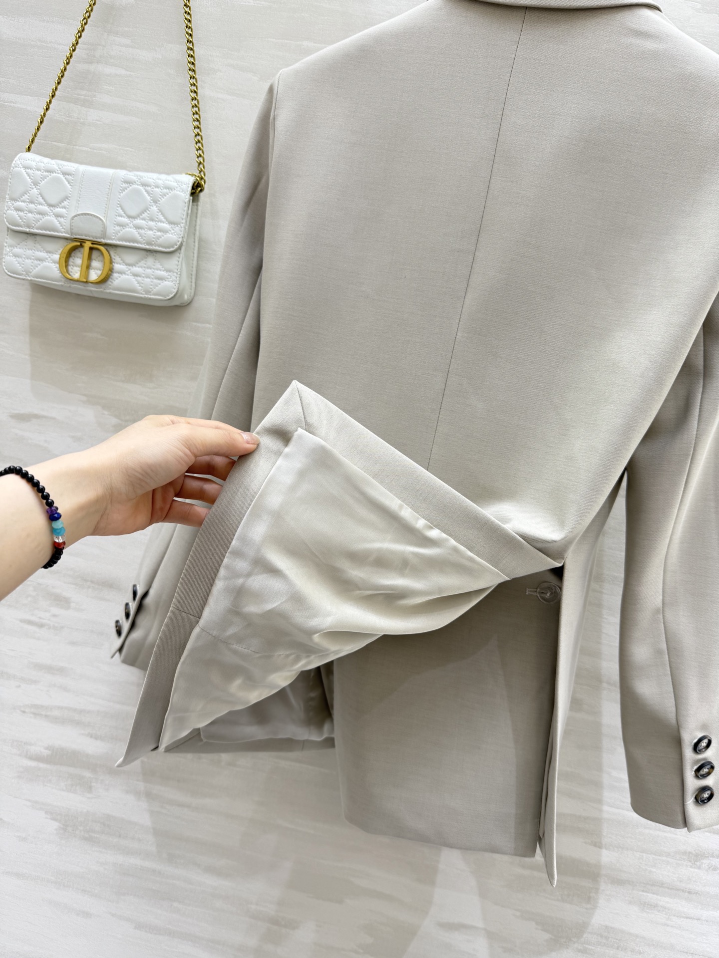 #Loew♡²⁵秋冬新款 一粒扣修身收腰外套 收腰轻盈羊毛剪裁 扭褶廓形 侧面饰有 Anagram Pe