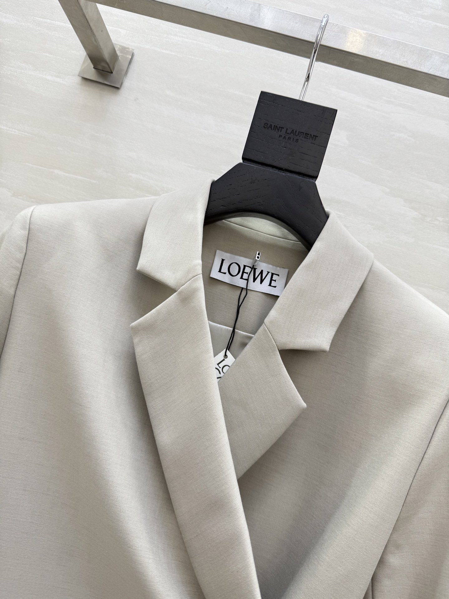 #Loew♡²⁵秋冬新款 一粒扣修身收腰外套 收腰轻盈羊毛剪裁 扭褶廓形 侧面饰有 Anagram Pe