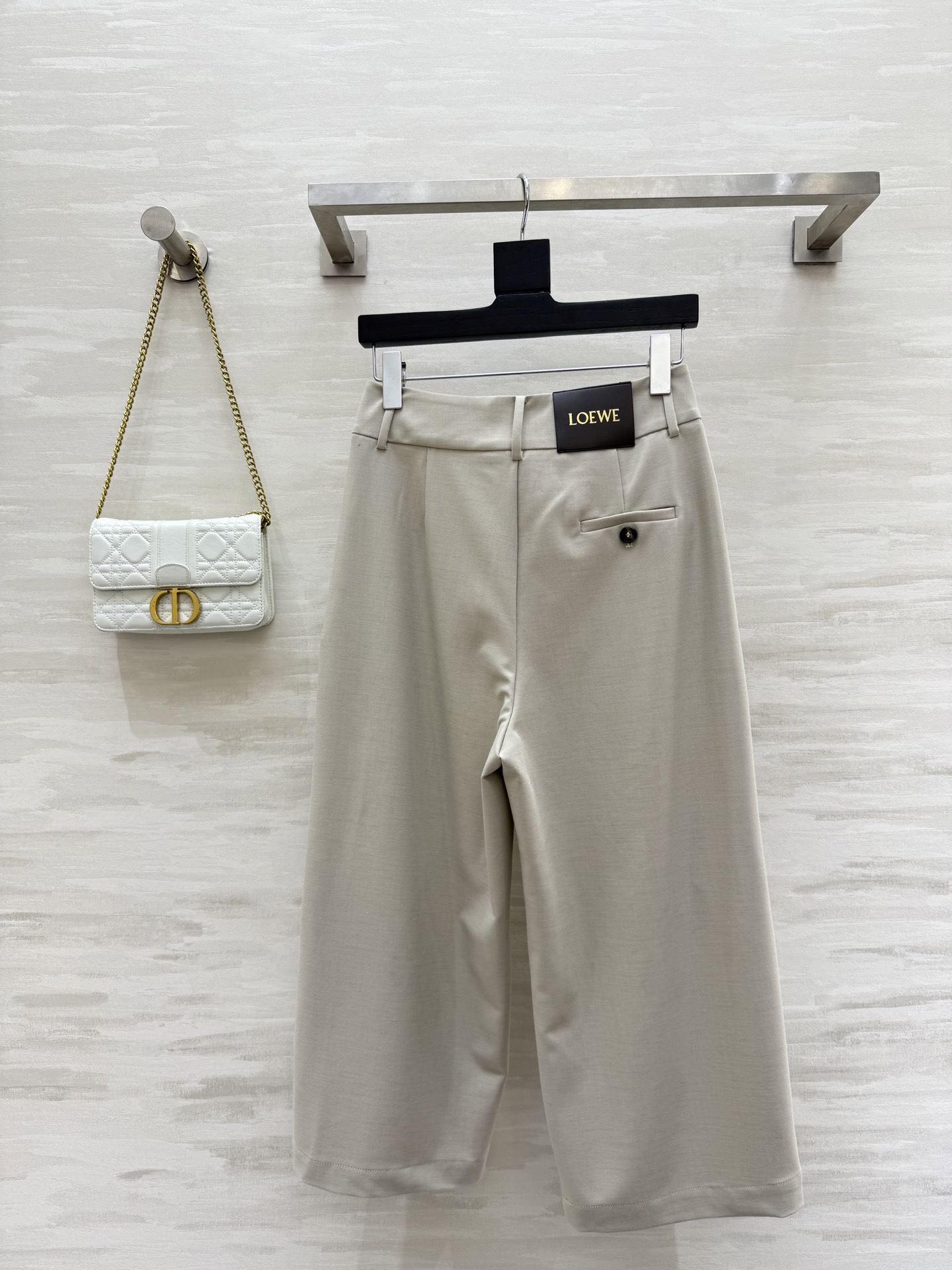 #LOEW♡²⁵秋冬新款 不规则阔腿裤 又一条万能百搭显瘦神裤~新款米白色不对称阔腿裤 完美诠释了简约而