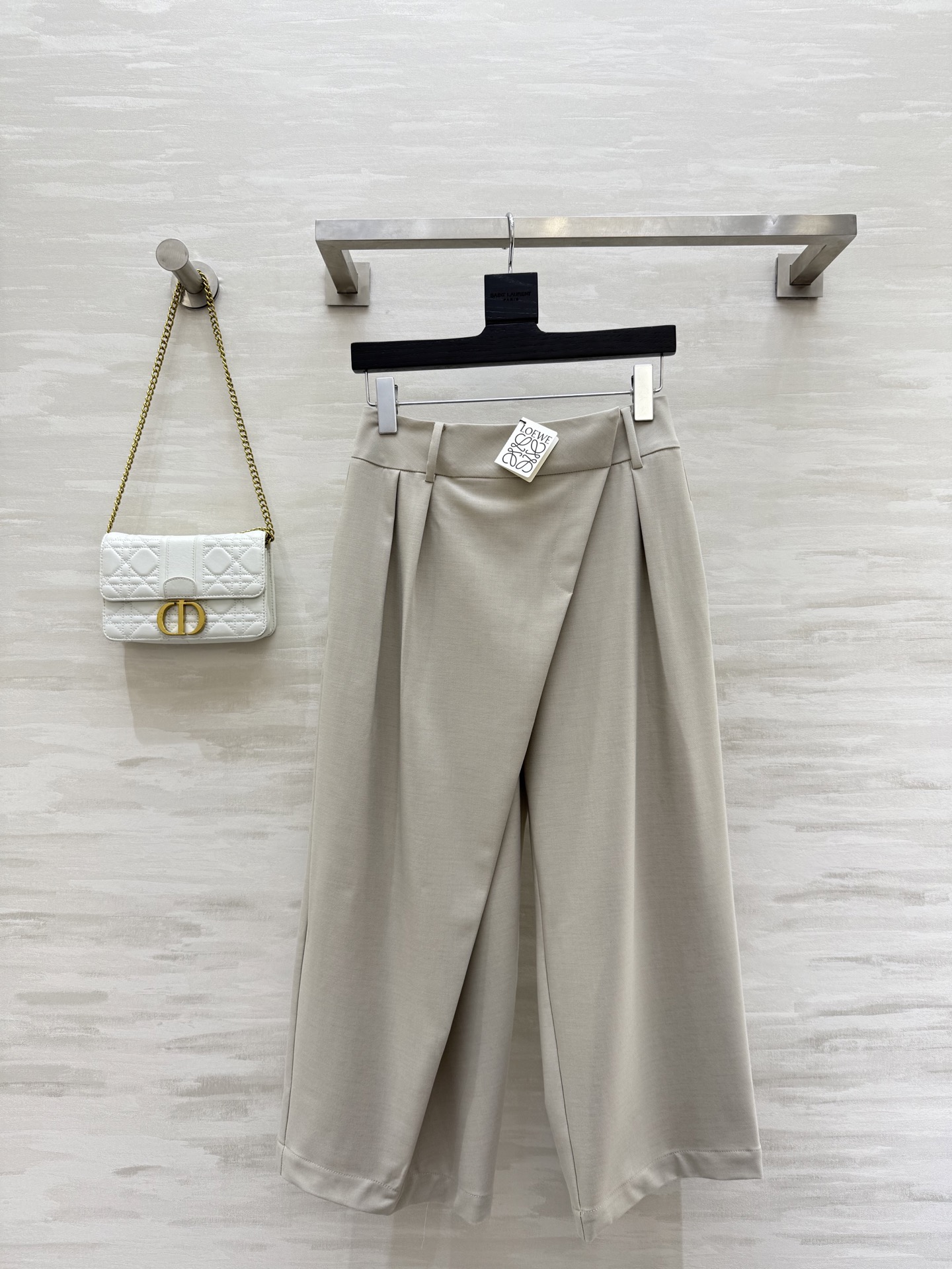 NO:472580,#LOEW autumn and winter new style, irregular wide-leg pants, another versatile and versatile slim pants~The new off-white asymmetric wide-leg pants perfectly interprets the simple but not simple fashion concept, showing a low-key luxury high-quality customization, spot first-time sizeS/M/L (size size 66, trousers length 85),,loewe,alexander wang19860909#LOEW秋冬新款 不规则阔腿裤 又一条万能百搭显瘦神裤~新款米白色不对称阔腿裤 完美诠释了简约而不简单的时尚理念 展现出一种低调的奢华感 高品质定制 现货首发sizeS/M/L（s码腰围66,裤长85）,,loewe,alexander wang,Women's clothing