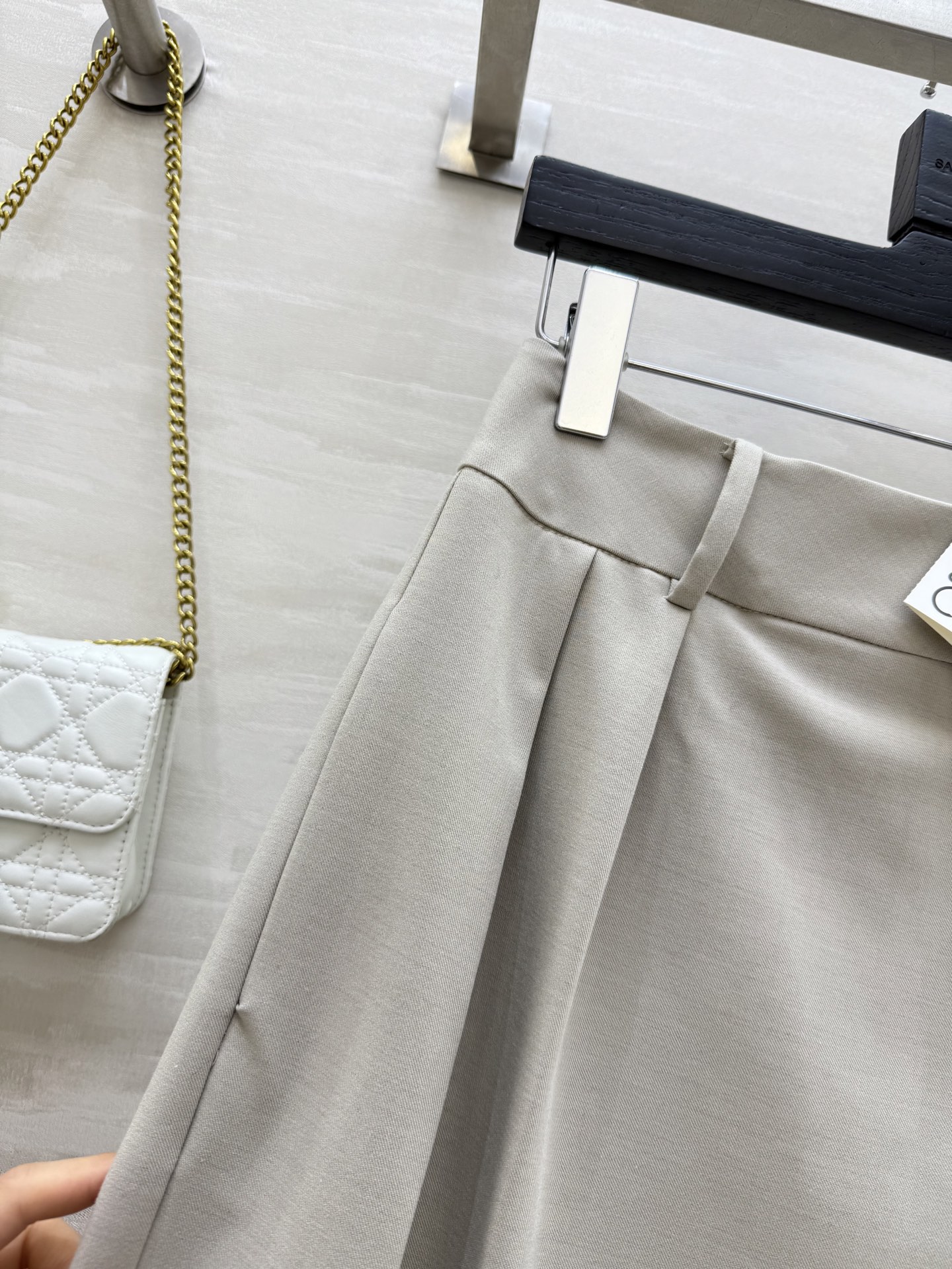 #LOEW♡²⁵秋冬新款 不规则阔腿裤 又一条万能百搭显瘦神裤~新款米白色不对称阔腿裤 完美诠释了简约而