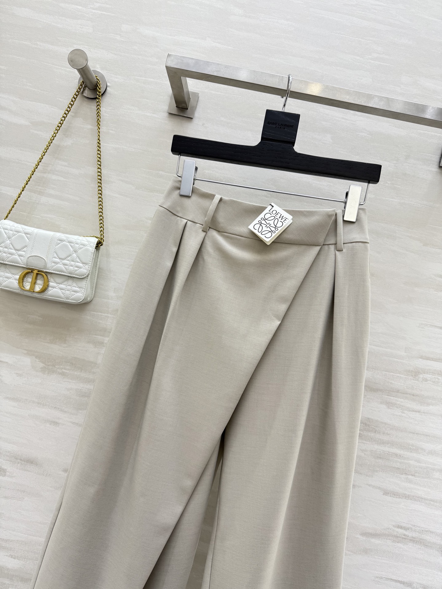 #LOEW♡²⁵秋冬新款 不规则阔腿裤 又一条万能百搭显瘦神裤~新款米白色不对称阔腿裤 完美诠释了简约而