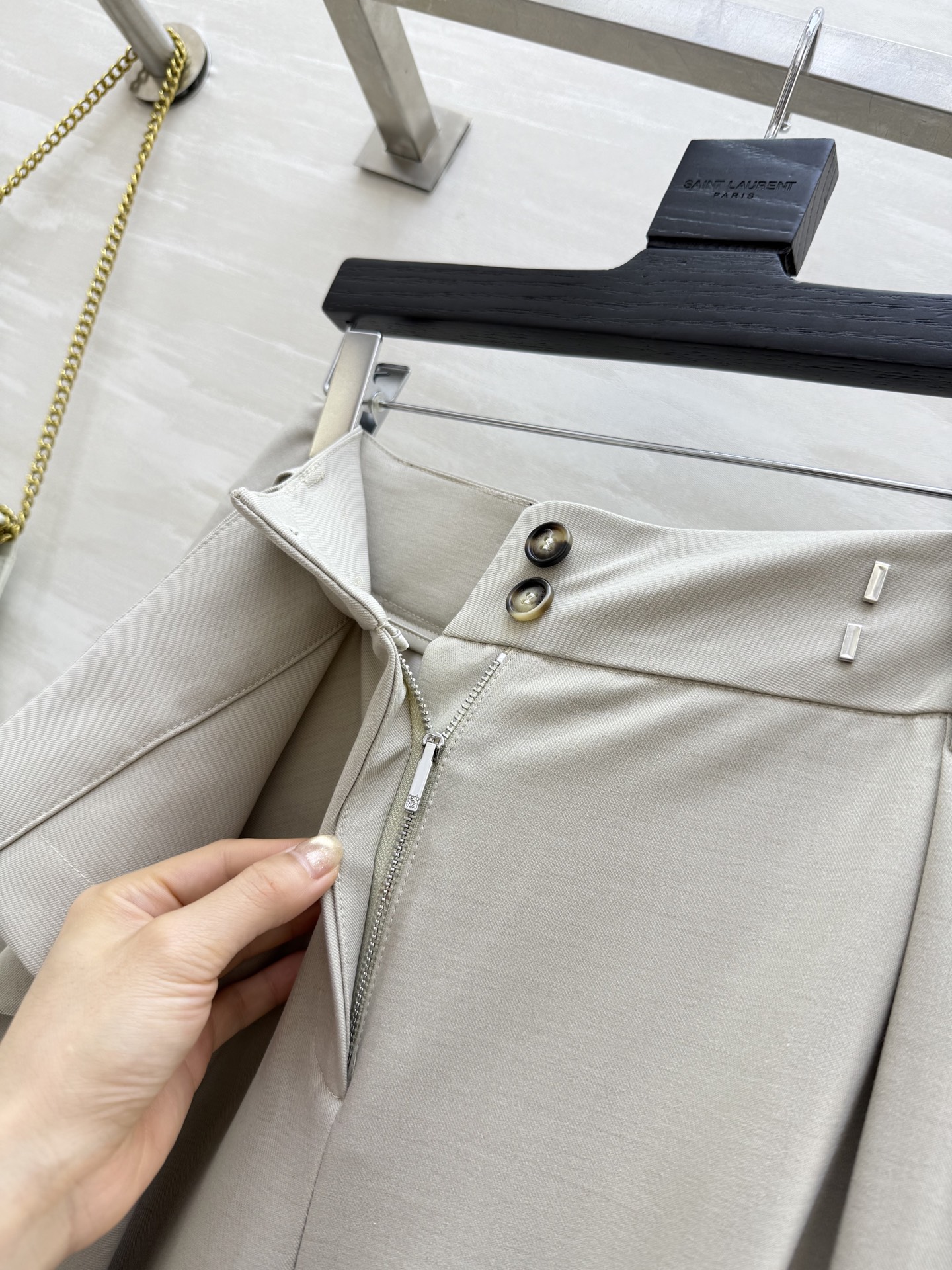 #LOEW♡²⁵秋冬新款 不规则阔腿裤 又一条万能百搭显瘦神裤~新款米白色不对称阔腿裤 完美诠释了简约而