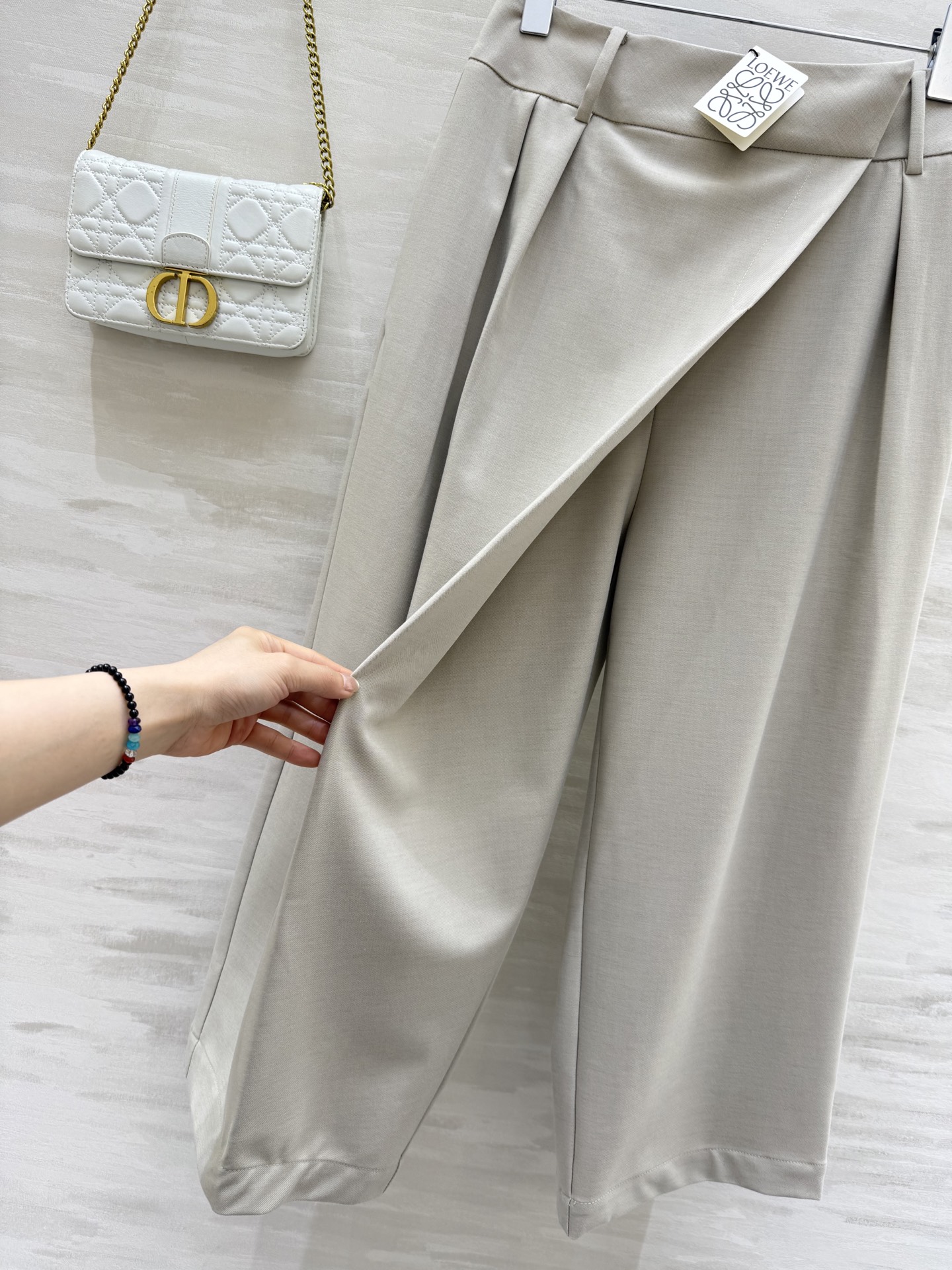 #LOEW♡²⁵秋冬新款 不规则阔腿裤 又一条万能百搭显瘦神裤~新款米白色不对称阔腿裤 完美诠释了简约而