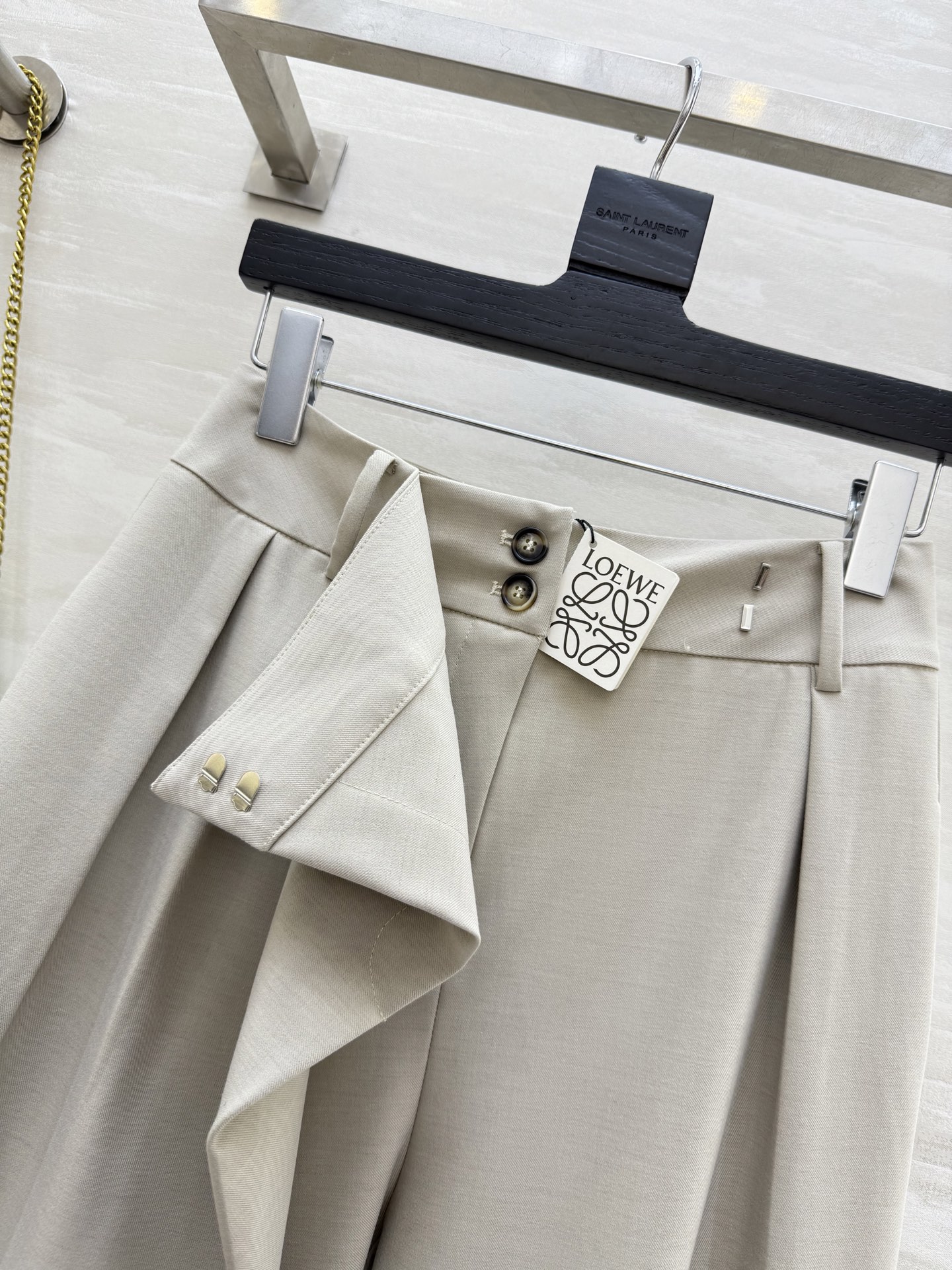 #LOEW♡²⁵秋冬新款 不规则阔腿裤 又一条万能百搭显瘦神裤~新款米白色不对称阔腿裤 完美诠释了简约而