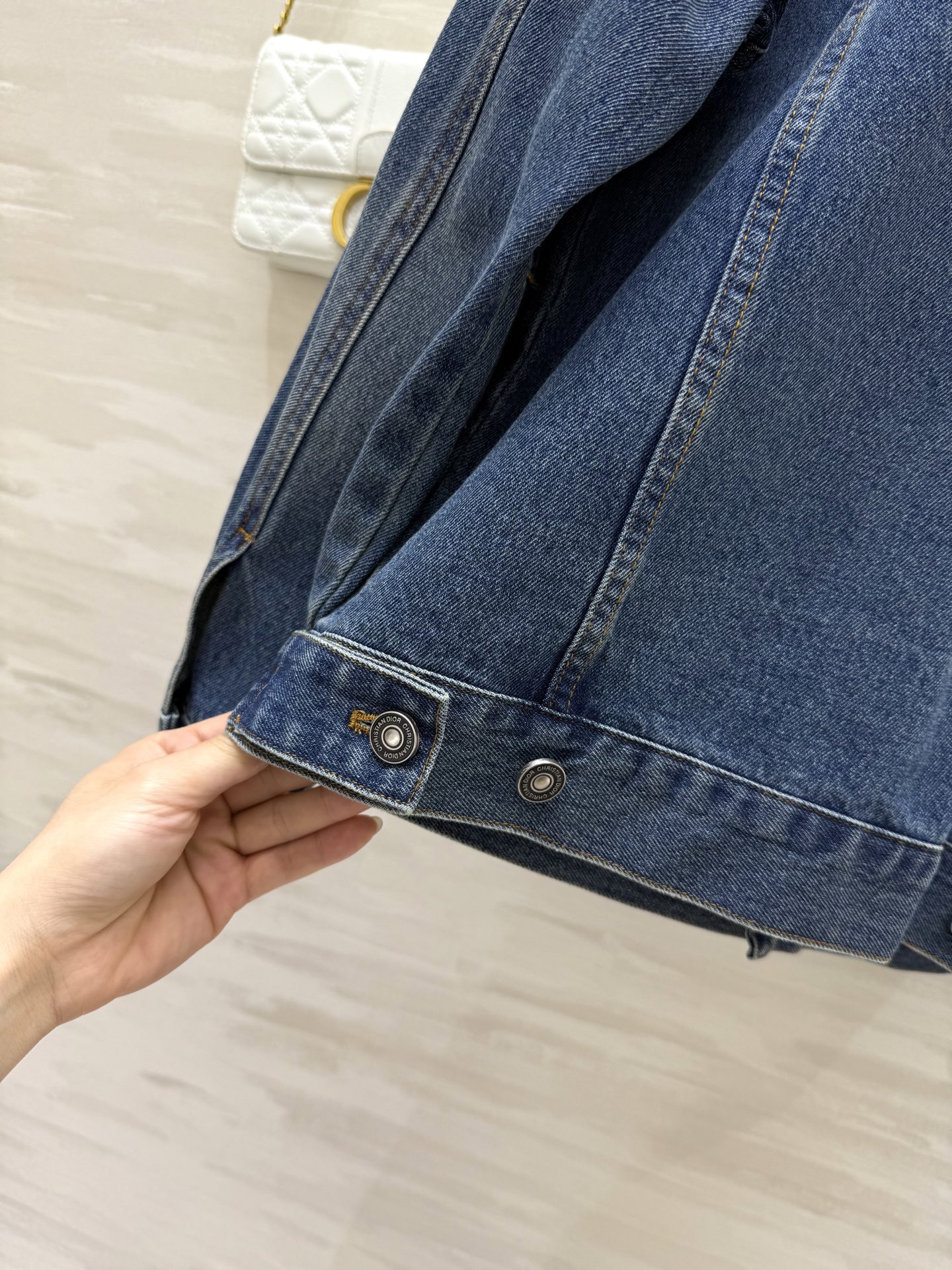 #DIO♡²⁵早秋新款 连帽牛仔外套 CD蜜蜂刺绣🪡 宽松连帽版型超级时髦 高品质定制 现货首发size