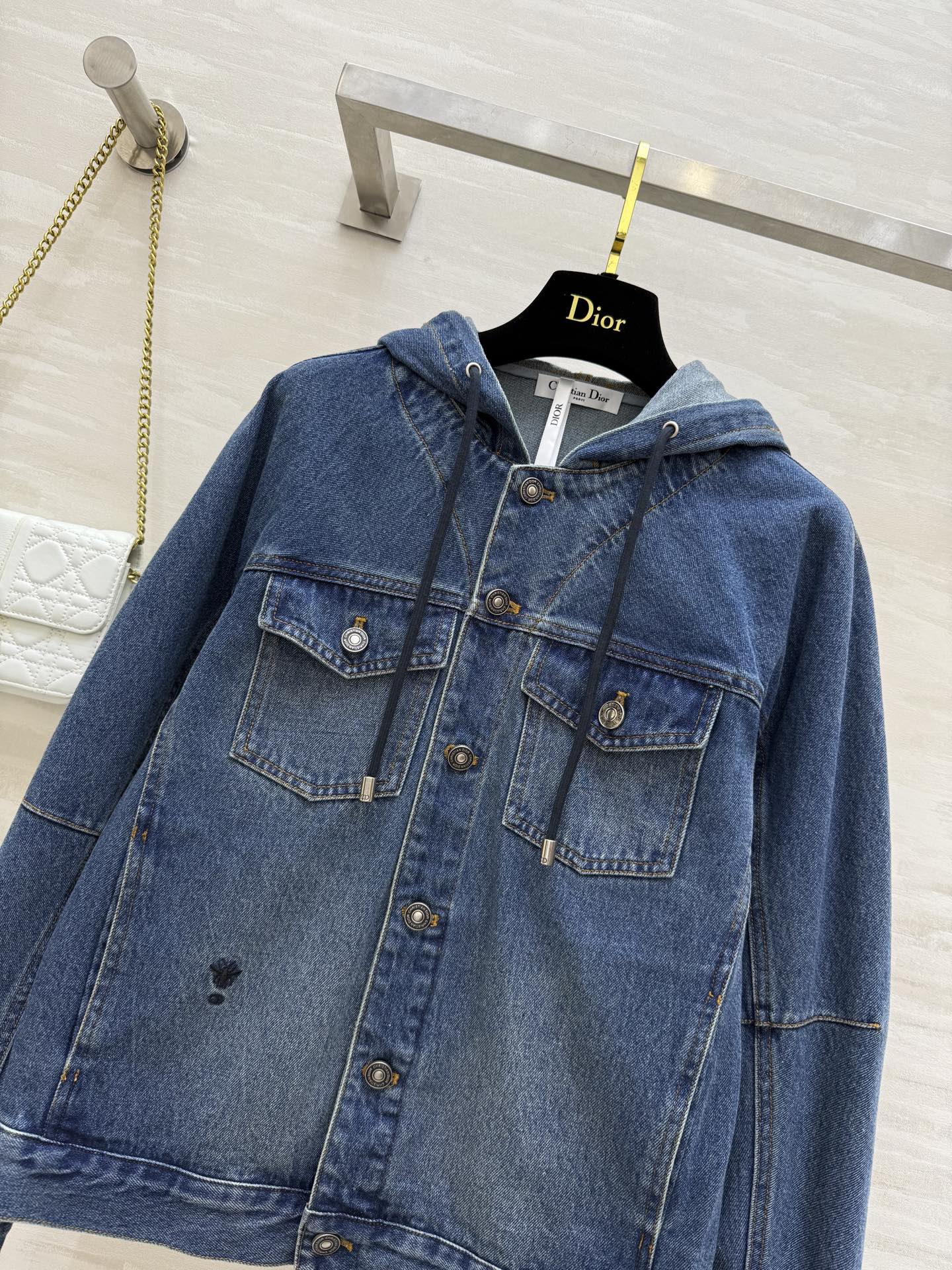 #DIO♡²⁵早秋新款 连帽牛仔外套 CD蜜蜂刺绣🪡 宽松连帽版型超级时髦 高品质定制 现货首发size