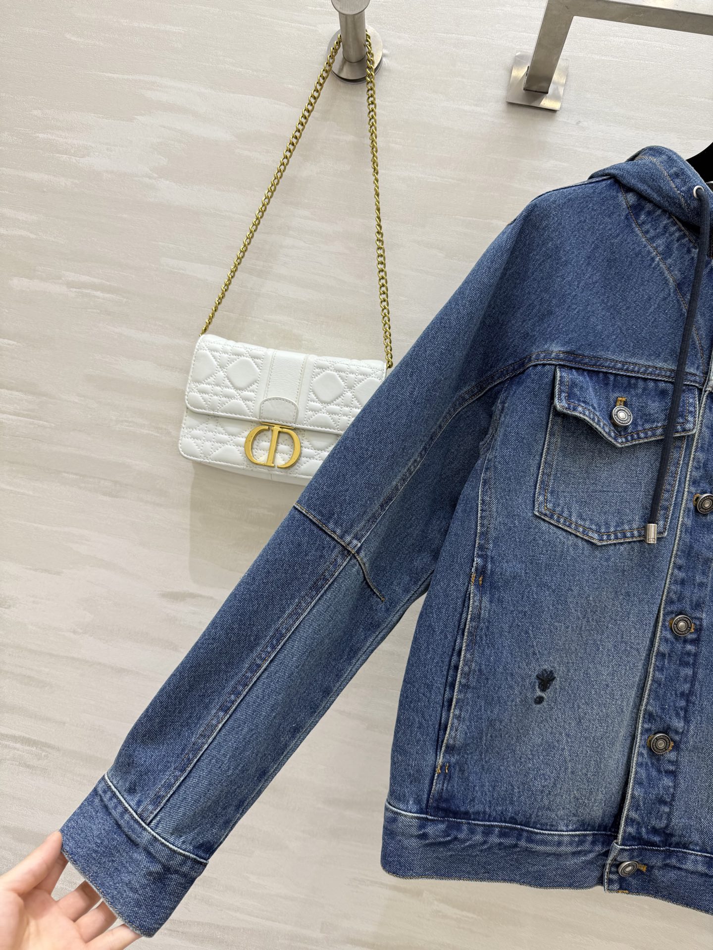 #DIO♡²⁵早秋新款 连帽牛仔外套 CD蜜蜂刺绣🪡 宽松连帽版型超级时髦 高品质定制 现货首发size