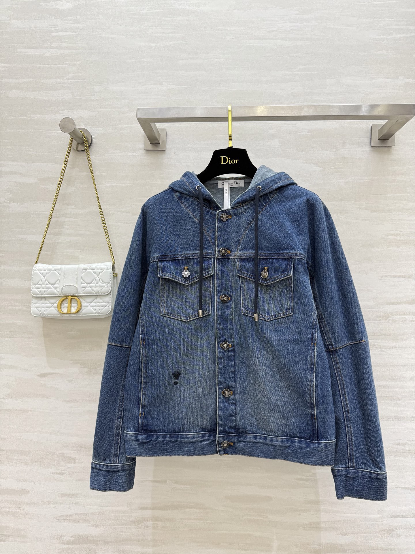 NO:472597,#DIO early autumn new style hooded denim jacket CD bee embroidery Loose hooded version super fashionable high quality customization spot first size36/38/40 (36 size bust 96, 54 length,,dior, jackets & coats,hats,alexander wang19860909#DIO早秋新款 连帽牛仔外套 CD蜜蜂刺绣 宽松连帽版型超级时髦 高品质定制 现货首发size36/38/40（36码胸围96,衣长54,,dior,jackets & coats,hats,alexander wang,Women's clothing