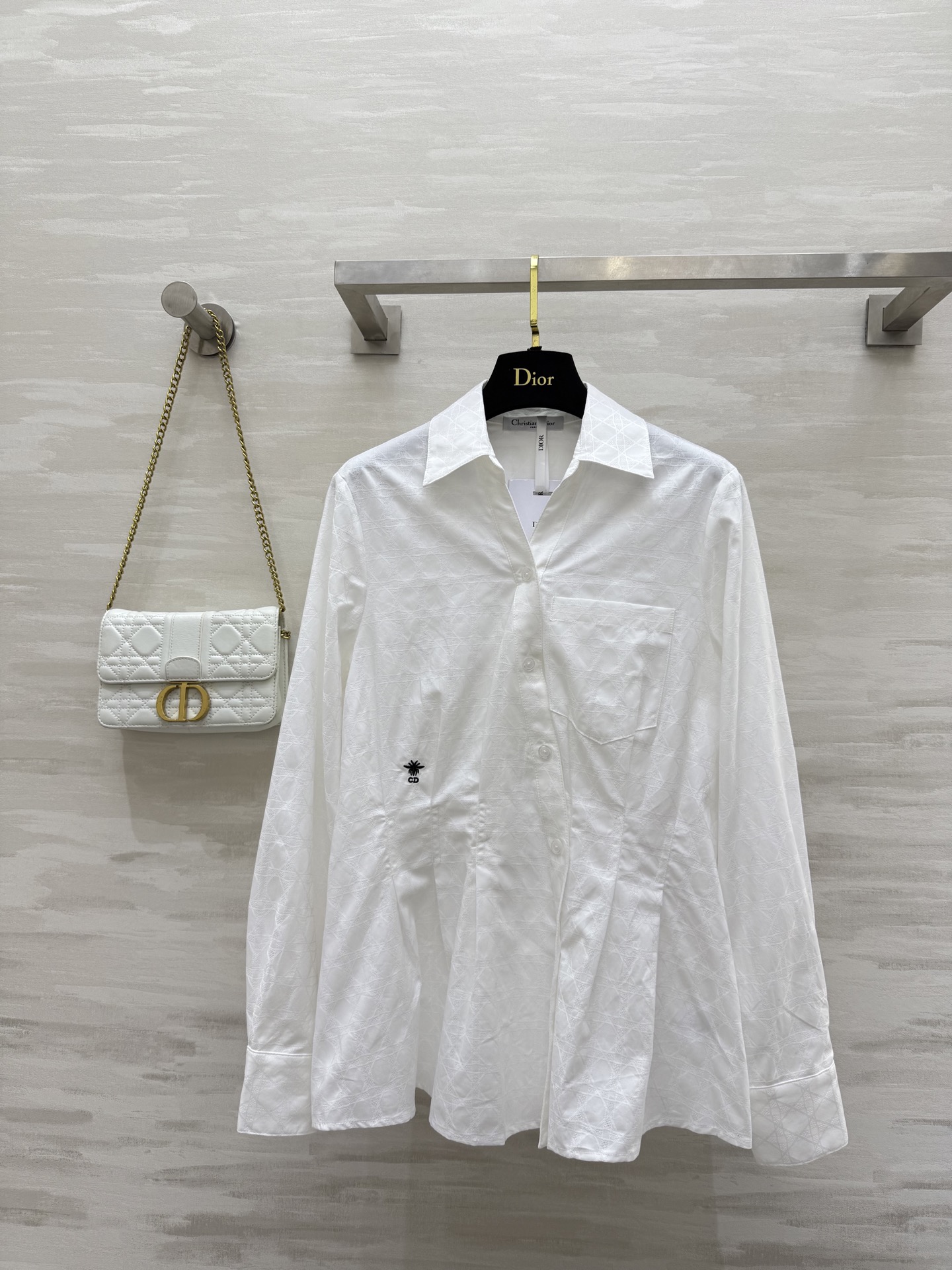 NO:472592,#DIO early autumn new style, Virgin plaid lapel waist shirt, Heavy Industry CD bee embroidery, High-quality customization, Spot size36/38/40 (36 size shoulder width 37, bust 86, 59 length),,dior,alexander wang19860909#DIO早秋新款 戴妃藤格纹翻领收腰衬衣 重工CD蜜蜂刺绣 高品质定制 现货首发size36/38/40（36码肩宽37,胸围86,衣长59）,,dior,alexander wang,Women's clothing