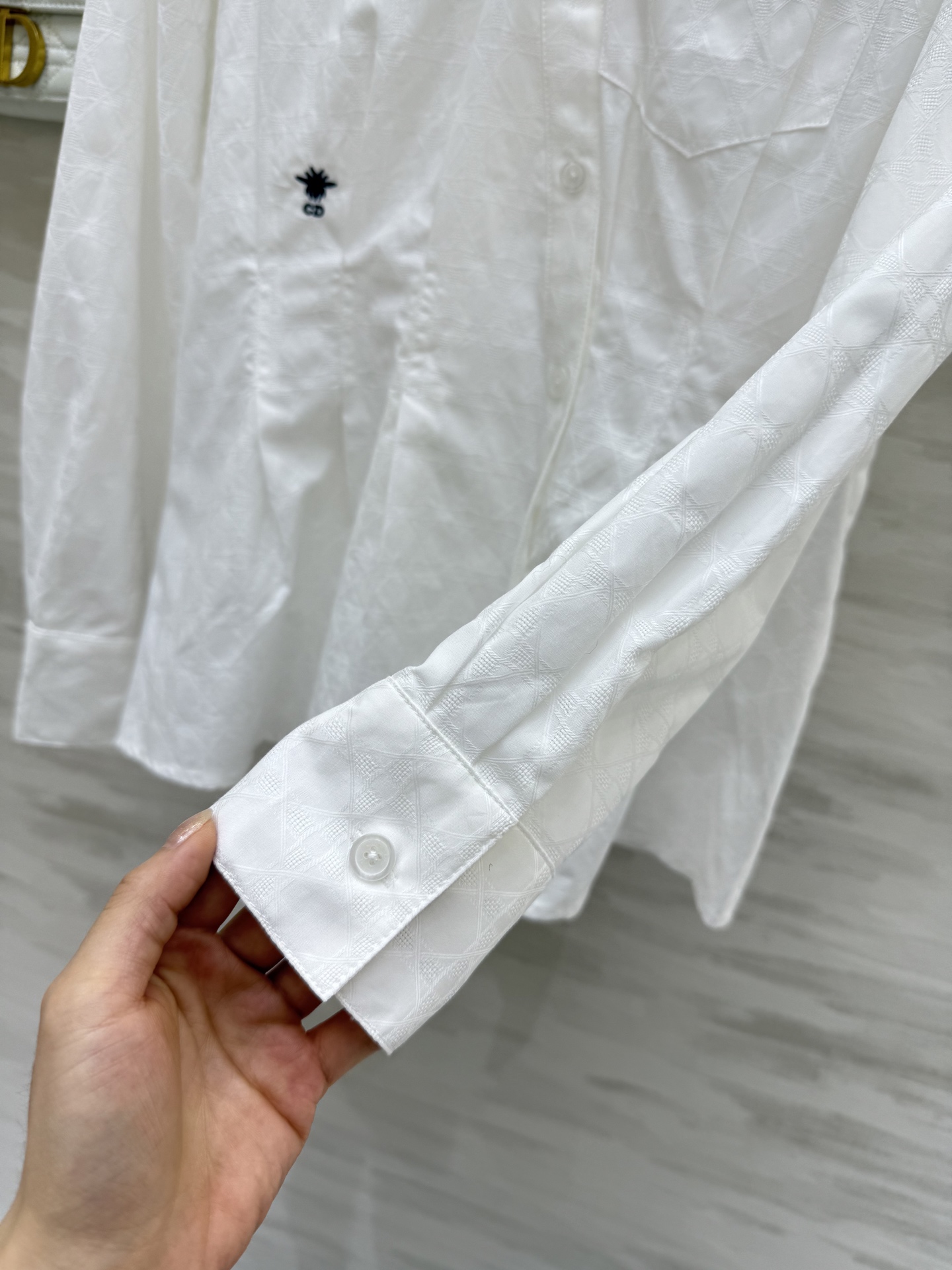 #DIO♡²⁵早秋新款 戴妃藤格纹翻领收腰衬衣 重工CD蜜蜂刺绣 高品质定制 现货首发size：36/3