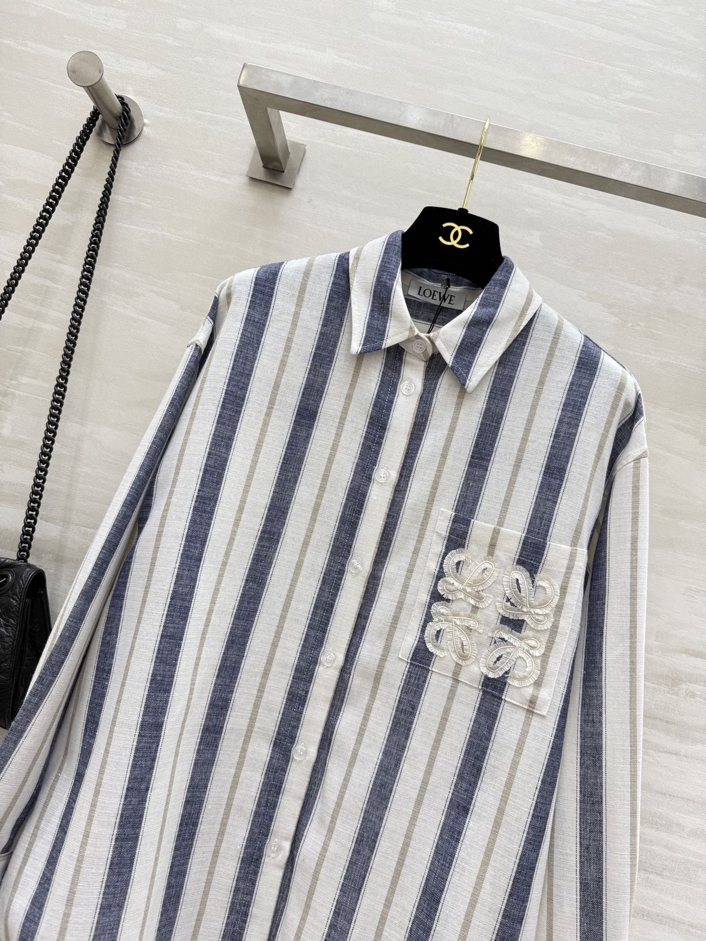#Loew♡²⁵早秋新款 定织条纹宽松衬衣 进口定织色织亚麻面料 质感轻盈舒适 定位logo提花字母低调