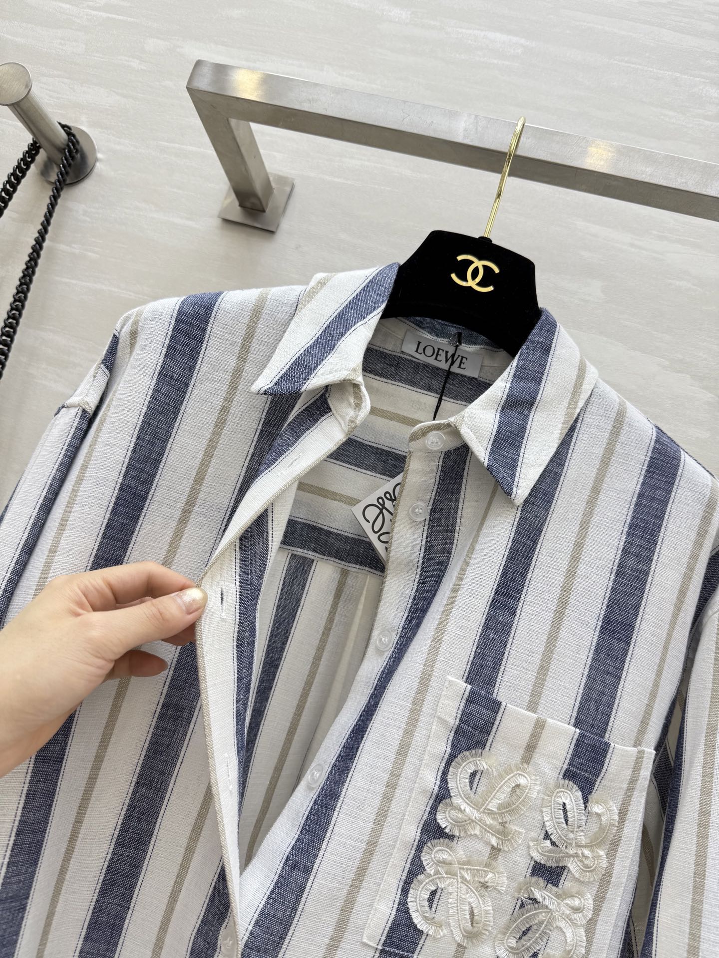 #Loew♡²⁵早秋新款 定织条纹宽松衬衣 进口定织色织亚麻面料 质感轻盈舒适 定位logo提花字母低调