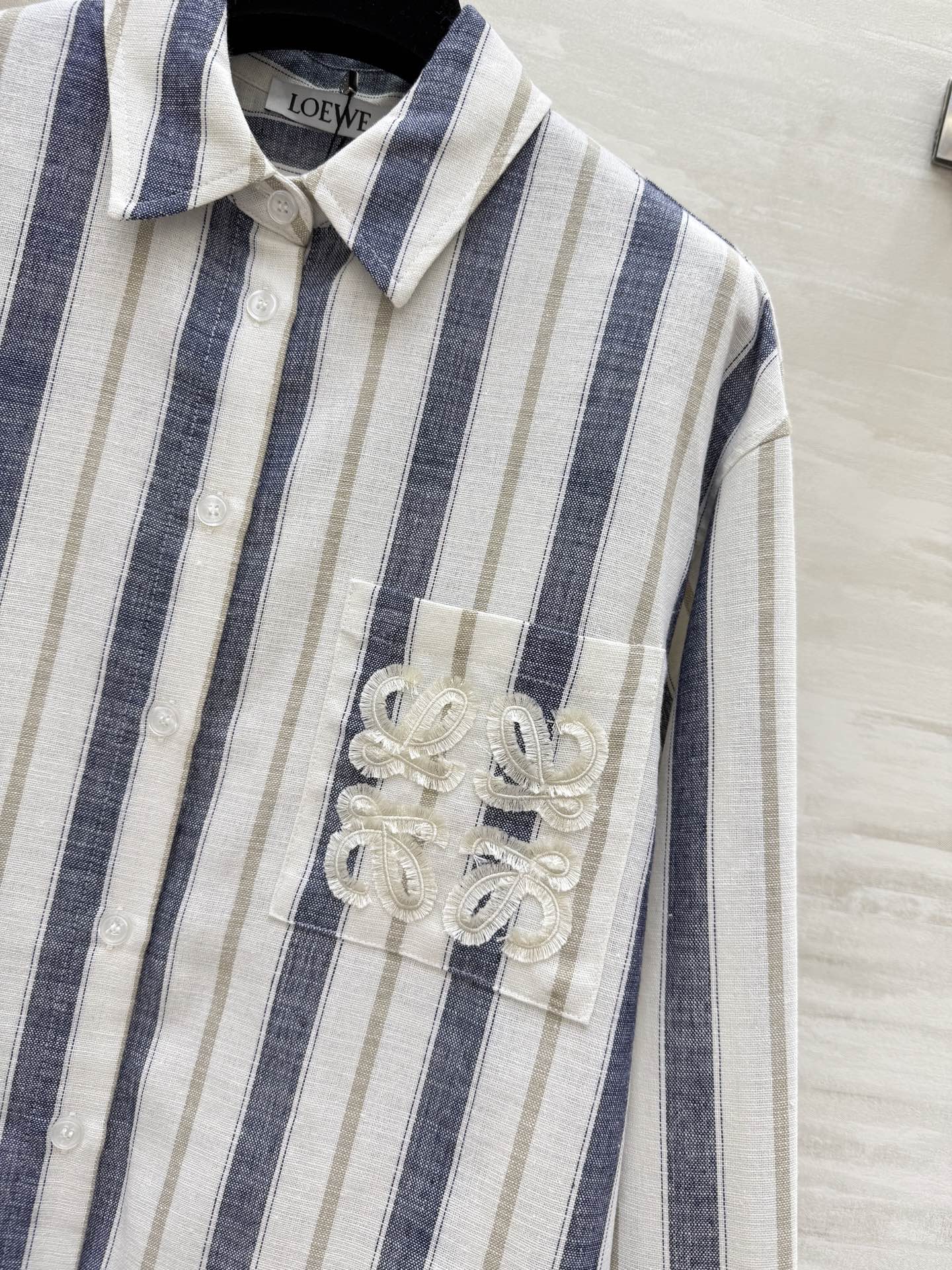 #Loew♡²⁵早秋新款 定织条纹宽松衬衣 进口定织色织亚麻面料 质感轻盈舒适 定位logo提花字母低调