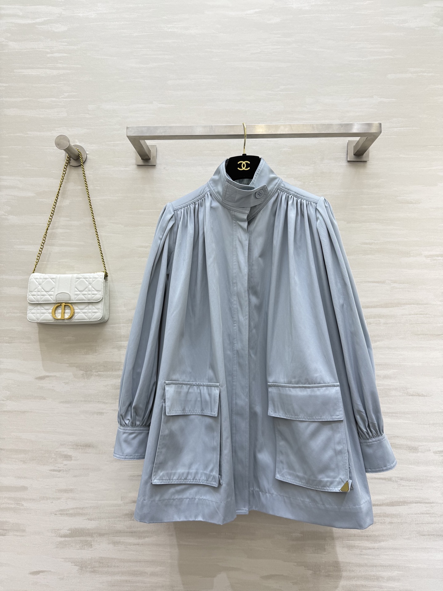 NO:472585,#Chlo early autumn new style, double pocket decoration, stand collar lantern sleeves, pleated mid-length jacket, relaxed and moderate, fashionable and free and easy, pleated doll style design, custom twill cotton fabric with excellent texture, exquisite, romantic and elegant style, modern, casual and elegant fashionable items, high-quality customization, spot first-time sizeS/M/L (size size 38 shoulder width, bust 130, 71 length,,chloe, jackets & coats,alexander wang19860909#Chlo早秋新款 双口袋装饰 立领灯笼袖 褶皱中长款外套 松弛有度 时髦感自带洒脱感 褶裥娃娃款版型设计 定制斜纹棉质面料质感超赞 精致浪漫优雅风 摩登休闲优雅的时髦精单品 高品质定制 现货首发sizeS/M/L（s码肩宽38,胸围130,衣长71,,chloe,jackets & coats,alexander wang,Women's clothing