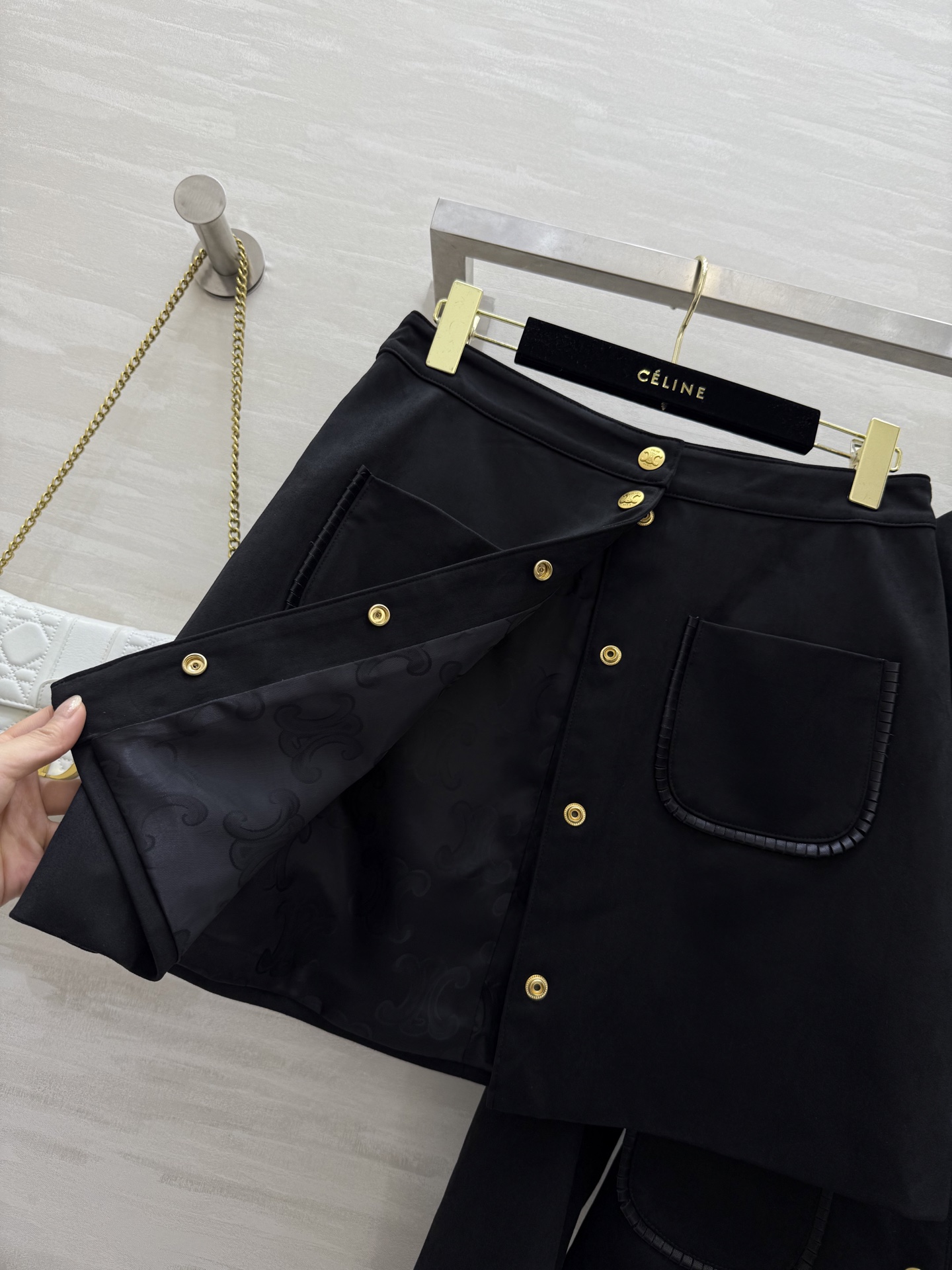 #Celin♡²⁵早秋新款 名媛气质套装 黑色绒面凯旋门金扣 经典H短款版型 百搭又显瘦 高品质定制 🉑