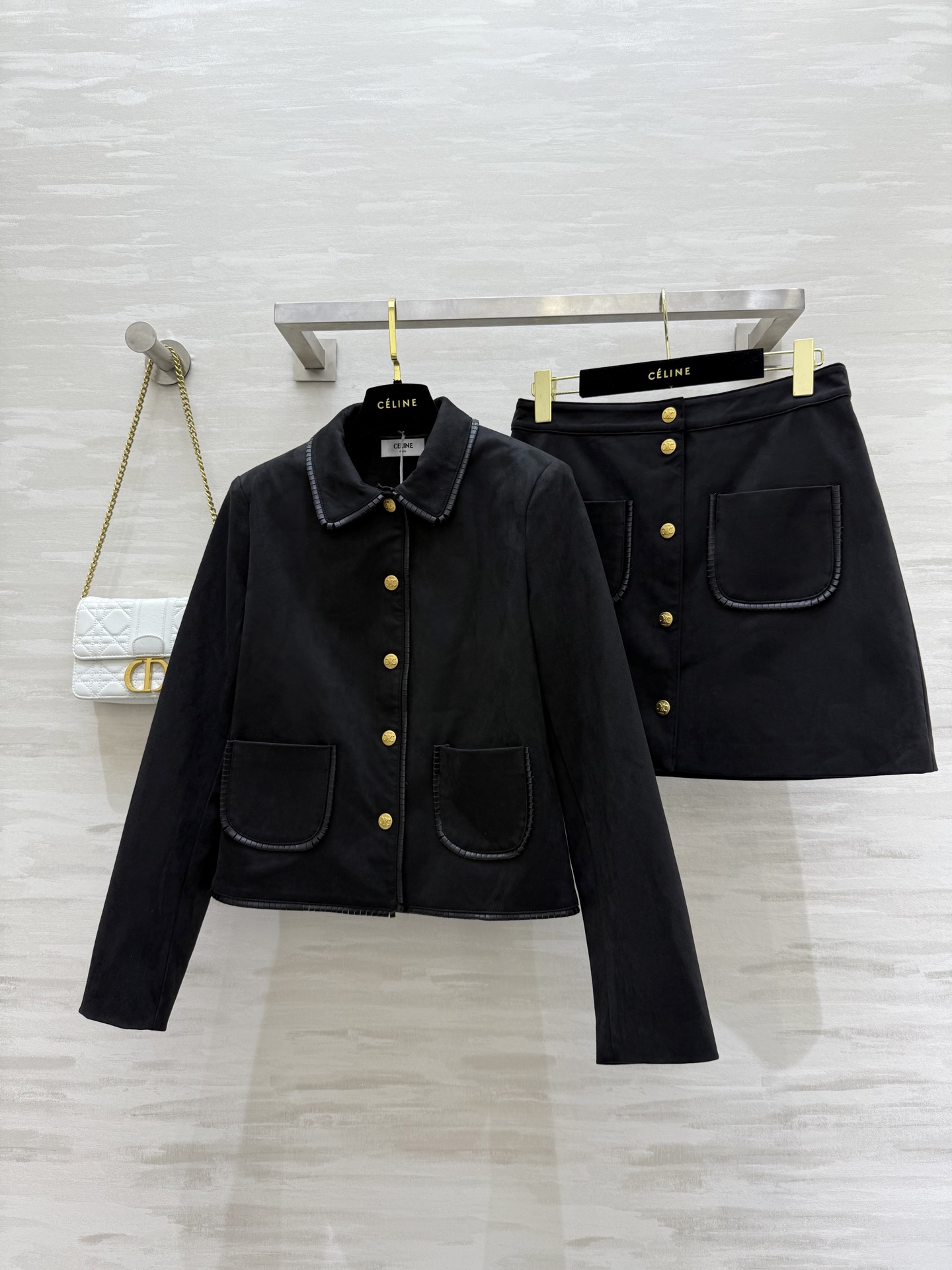 NO:472578,Jacket, skirt P# Celin early autumn new style, celebrity temperament set, black suede Arc de Triomphe gold buckle, classic H short style, versatile and slim, high-quality customization, distributed sizeS/M/L (size jacket shoulder width 38, bust 90, length 51, skirt waist 70, hip 94, skirt length 42),,celine, skirt 9irts, jackets & coats,alexander wang19860909外套,半裙P#Celin早秋新款 名媛气质套装 黑色绒面凯旋门金扣 经典H短款版型 百搭又显瘦 高品质定制 分开发售 sizeS/M/L（s码外套肩宽38,胸围90,衣长51 ,半裙腰围70,臀围94,裙长42）,,celine,skirts,jackets & coats,alexander wang,Women's clothing