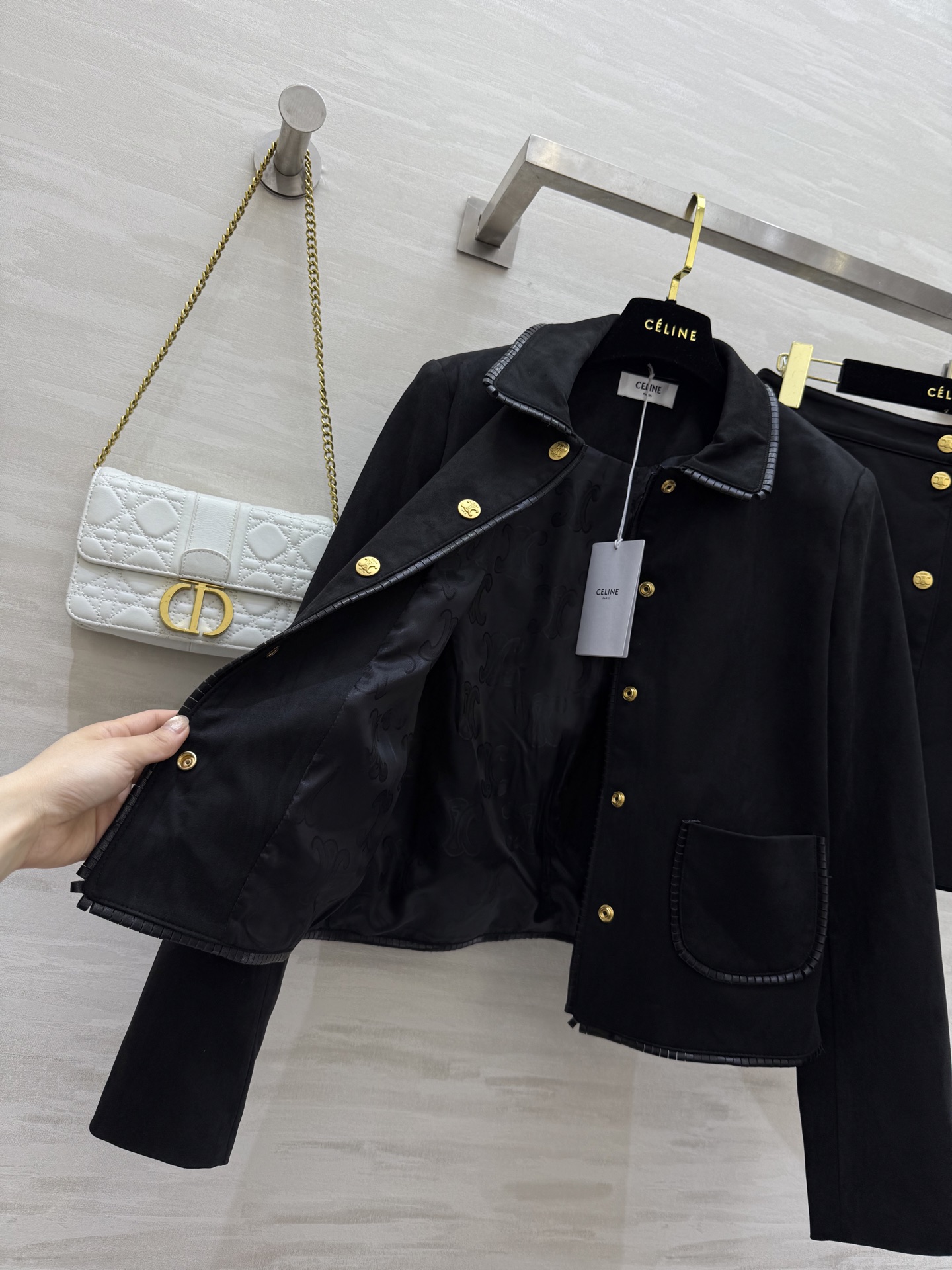 #Celin♡²⁵早秋新款 名媛气质套装 黑色绒面凯旋门金扣 经典H短款版型 百搭又显瘦 高品质定制 🉑