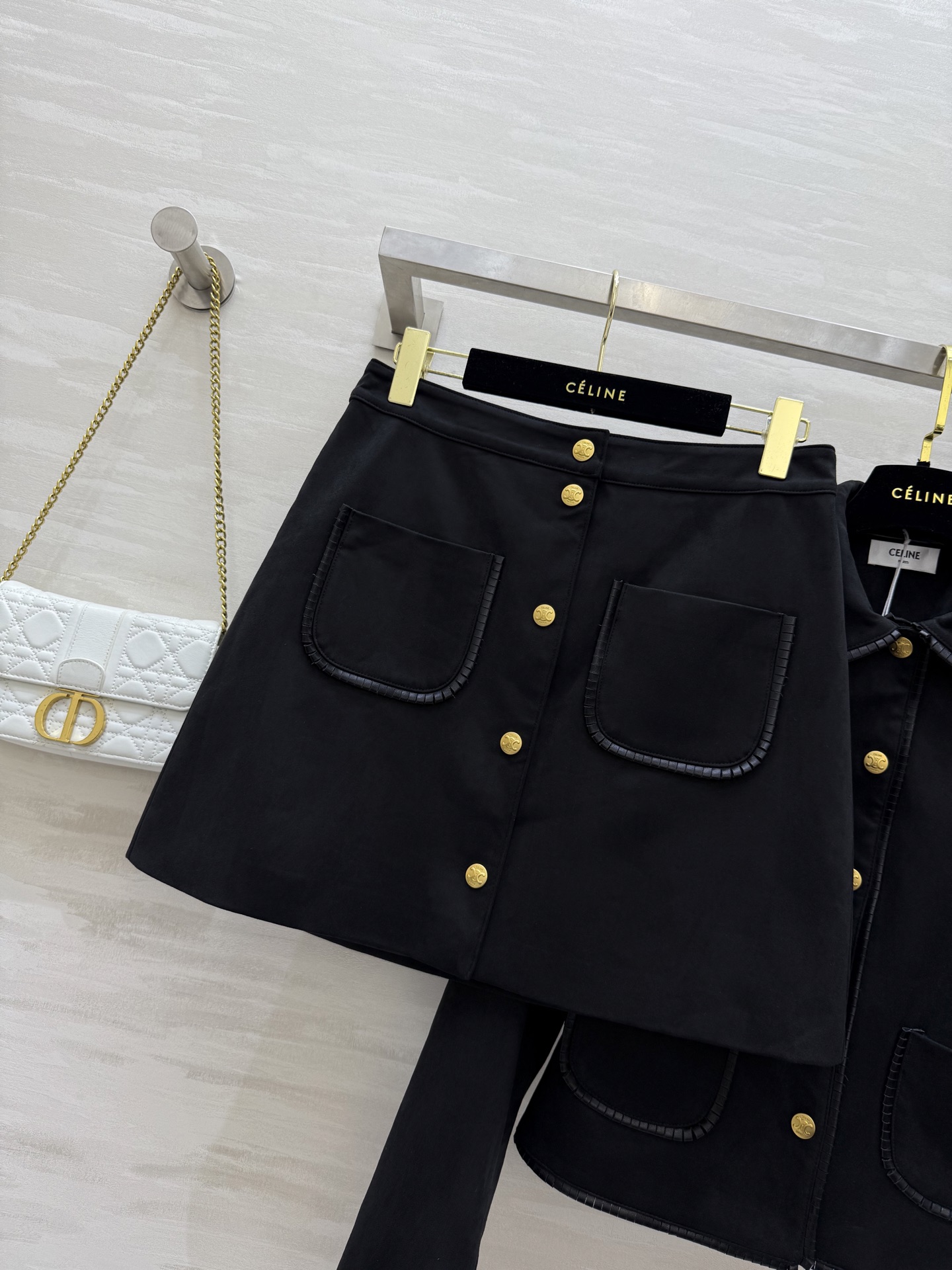 #Celin♡²⁵早秋新款 名媛气质套装 黑色绒面凯旋门金扣 经典H短款版型 百搭又显瘦 高品质定制 🉑