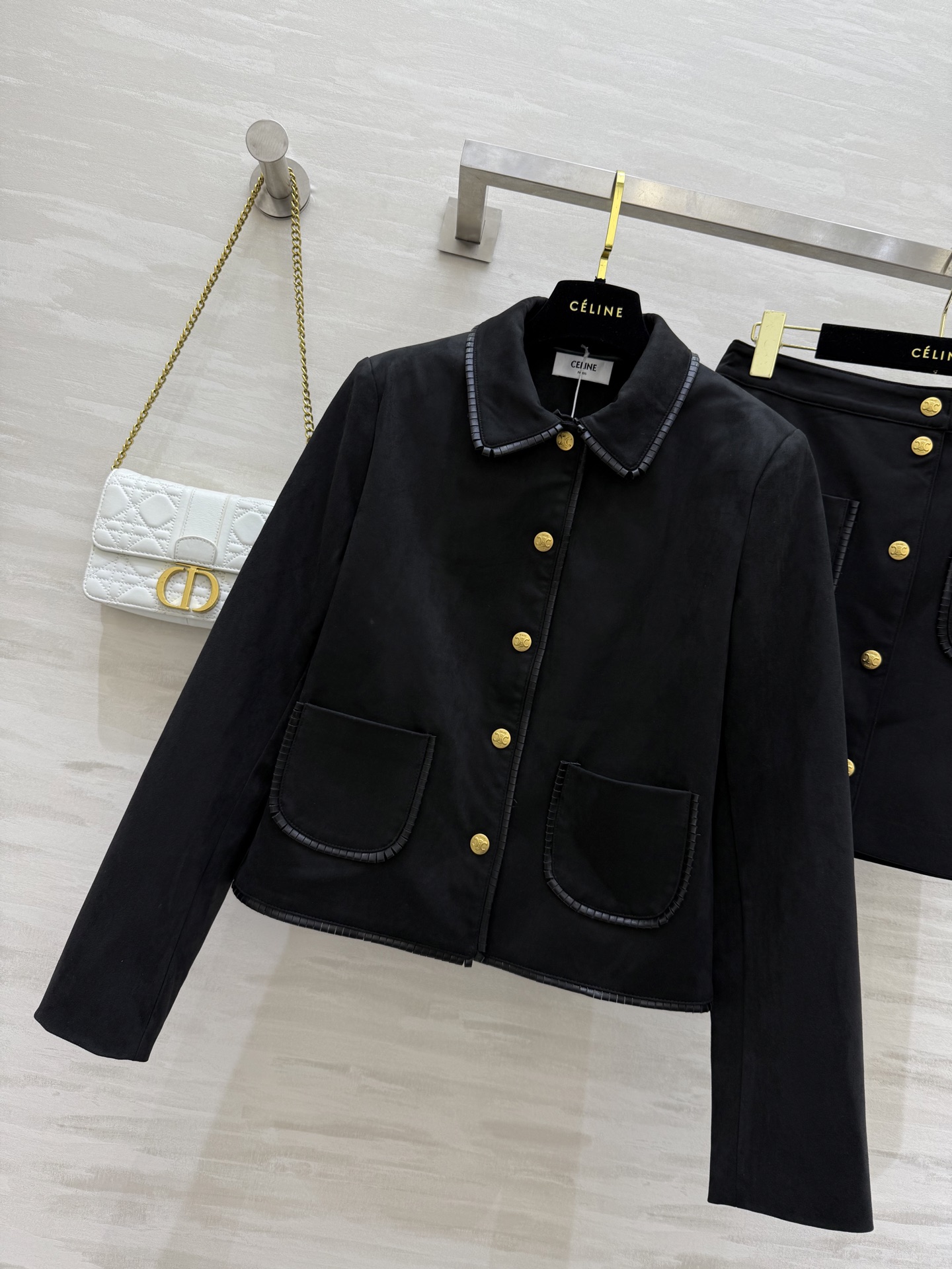 #Celin♡²⁵早秋新款 名媛气质套装 黑色绒面凯旋门金扣 经典H短款版型 百搭又显瘦 高品质定制 🉑