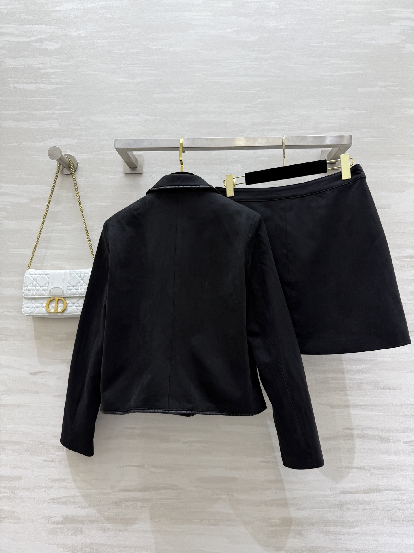 #Celin♡²⁵早秋新款 名媛气质套装 黑色绒面凯旋门金扣 经典H短款版型 百搭又显瘦 高品质定制 🉑