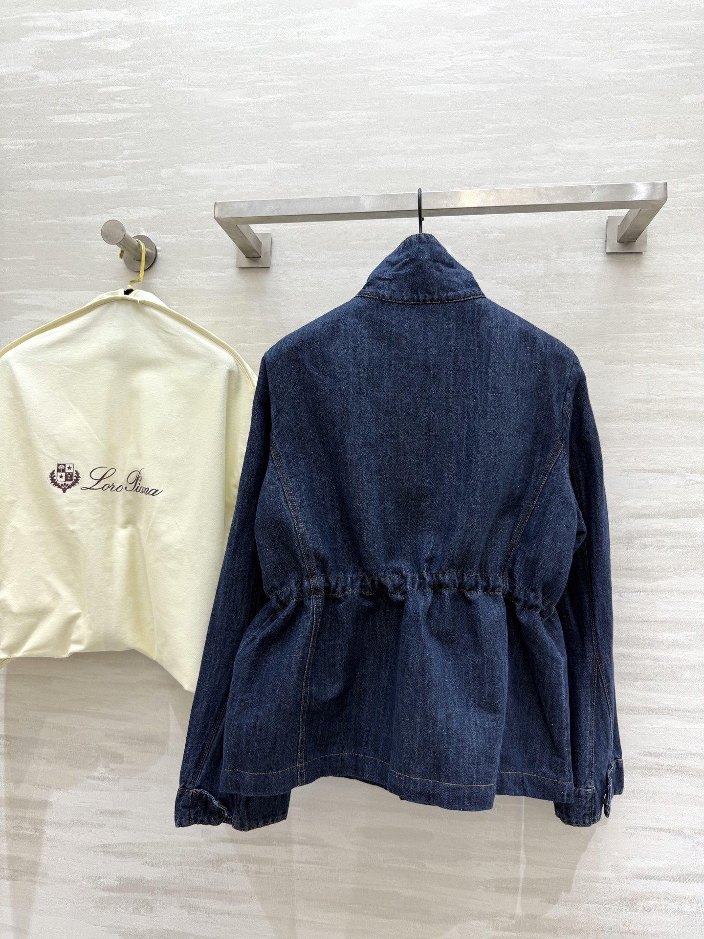 #LP🆕²⁵早秋新款 老钱风抽绳收腰牛仔外套 时髦不撞款 定制重磅洗水牛仔面料 品相上乘  拥有气场同时