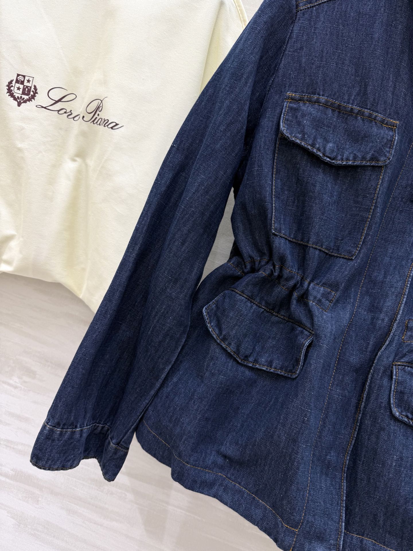 #LP🆕²⁵早秋新款 老钱风抽绳收腰牛仔外套 时髦不撞款 定制重磅洗水牛仔面料 品相上乘  拥有气场同时