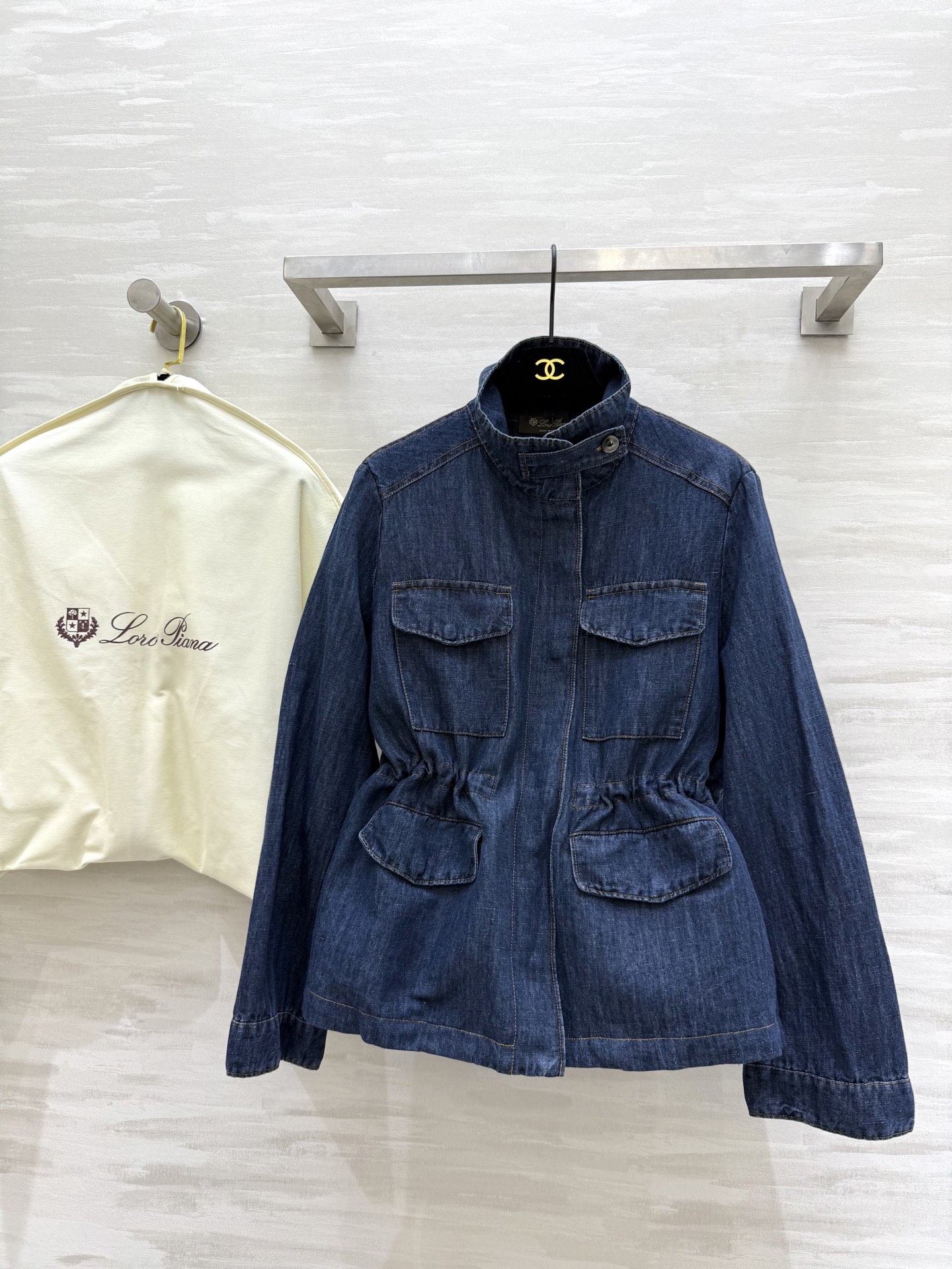 NO:472570,#LP early autumn new style, old-fashion style drawstring waist-hugging denim jacket, fashionable and non-similar style, custom heavy-duty washing cowboy fabric, excellent quality, has aura and also modify the shoulder shape, drawstring waist-hugging design is easy to concave, details are very detailed, high-quality customization, spot sizeS/M/L (size s-shoulder width 39, bust, 62 length),,loro piano, jackets & coats,alexander wang19860909#LP早秋新款 老钱风抽绳收腰牛仔外套 时髦不撞款 定制重磅洗水牛仔面料 品相上乘 拥有气场同时修饰肩型 抽绳收腰设计轻松凹造型 细节处理非常细致 高品质定制 现货来sizeS/M/L（s码肩宽39,胸围,衣长62）,,loro piana,jackets & coats,alexander wang,Women's clothing