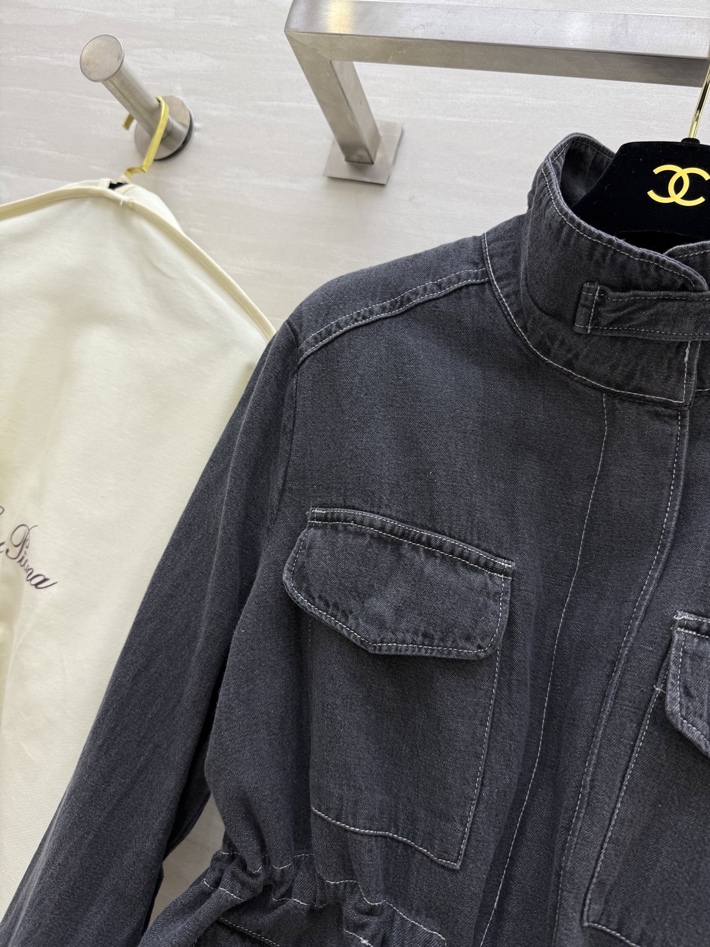 #LP🆕²⁵早秋新款 老钱风抽绳收腰牛仔外套 时髦不撞款 定制重磅洗水牛仔面料 品相上乘  拥有气场同时