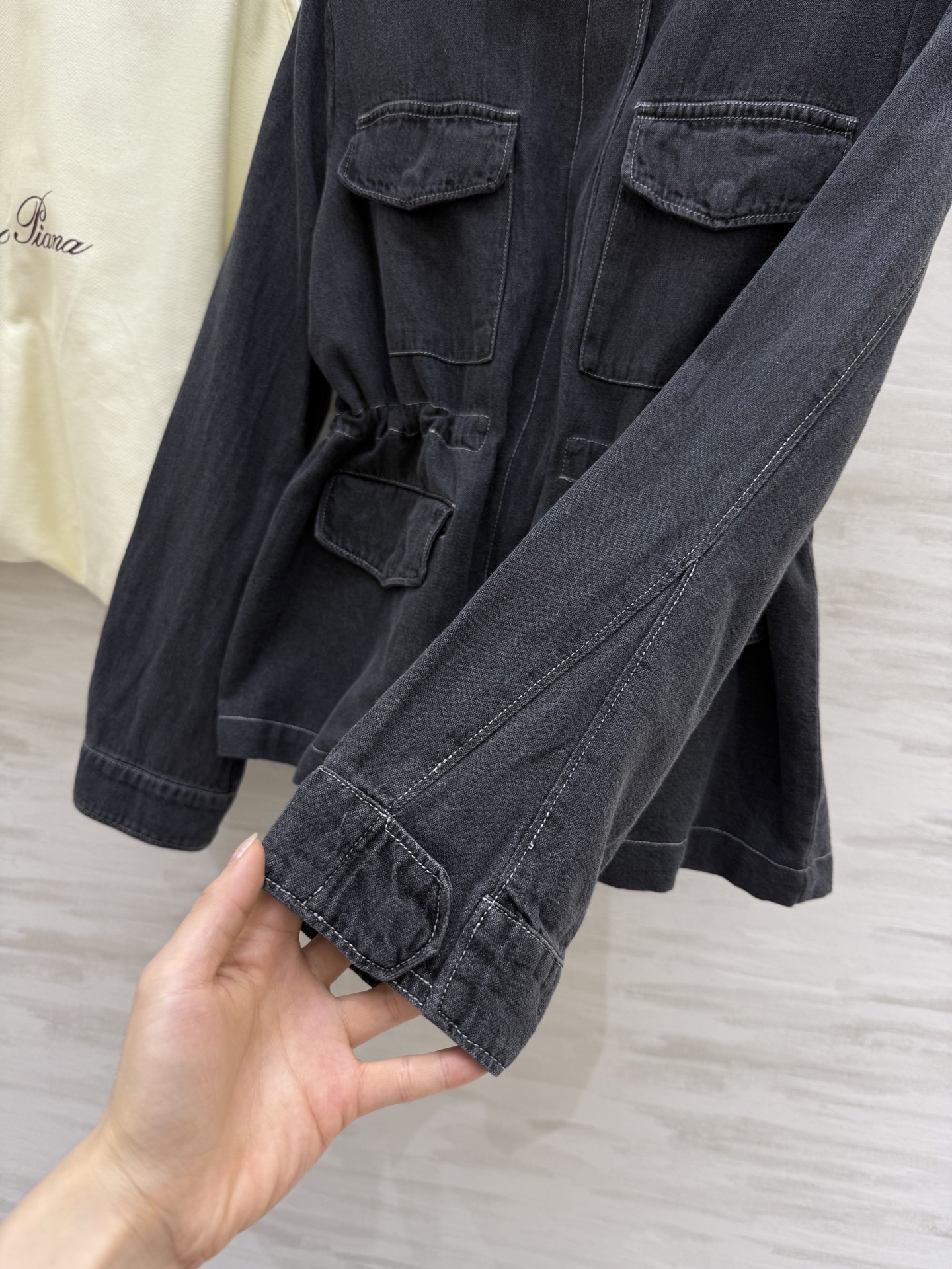 #LP🆕²⁵早秋新款 老钱风抽绳收腰牛仔外套 时髦不撞款 定制重磅洗水牛仔面料 品相上乘  拥有气场同时