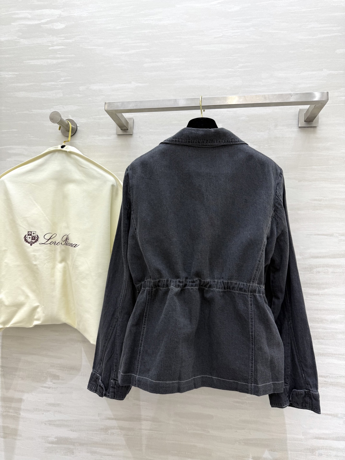 #LP🆕²⁵早秋新款 老钱风抽绳收腰牛仔外套 时髦不撞款 定制重磅洗水牛仔面料 品相上乘  拥有气场同时