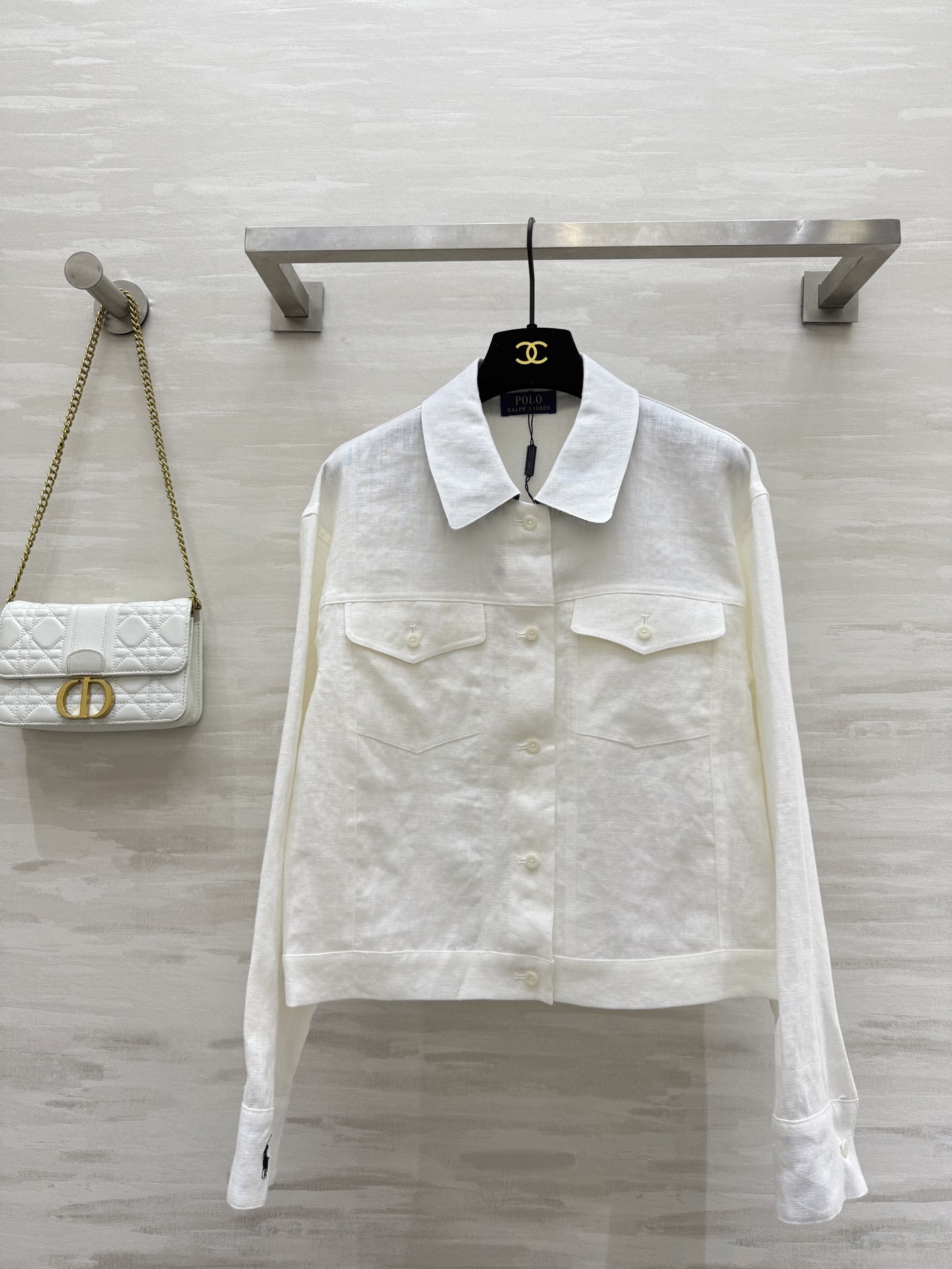 NO:472568,#Laurent's new style early autumn linen jacket, relaxed and moderate, real and fashionable, classic embroidery pattern on the chest, the whole style, the upper body is energetic, with a casual and handsome temperament, the embroidery logo is very important, the collar and cuff splicing print decoration, rich details, high-quality customization, spot first-time sizeS/M/L (size s-shoulder width 46, bust 94, and length 49),, jackets & coats,alexander wang19860909#拉夫劳伦早秋新款 亚麻外套 松弛有度 实实在在时髦感 胸前经典刺绣图案 整个版型上身精气神 自带休闲帅气气质 刺绣小logo很加分 领子及袖口拼接印花装饰 丰富细节 高品质定制 现货首发sizeS/M/L（s码肩宽46,胸围94,衣长49）,,jackets & coats,alexander wang,Women's clothing