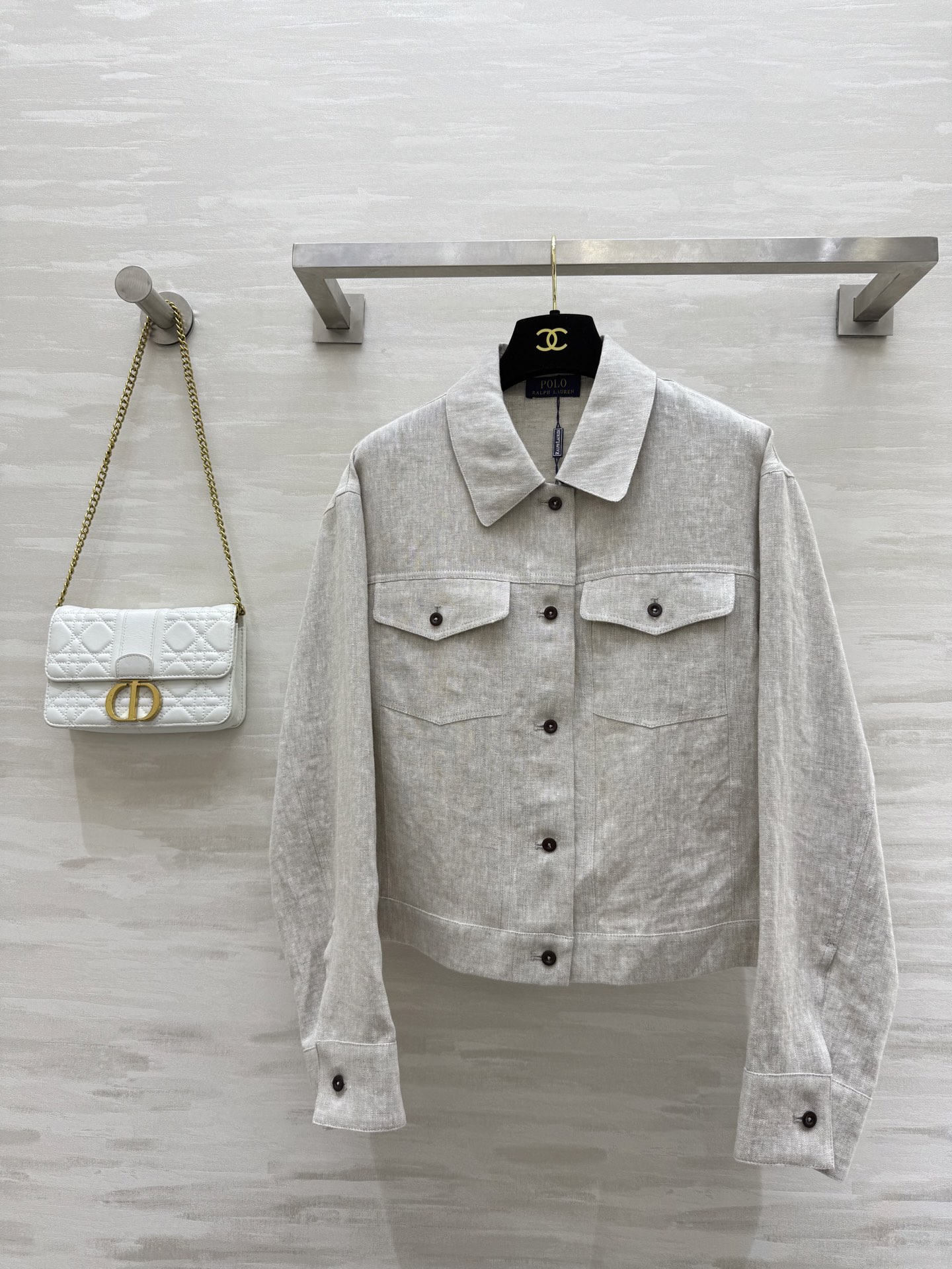 NO:472559,#Laurent's new style early autumn linen jacket, relaxed and moderate, real and fashionable, classic embroidery pattern on the chest, the whole style, the upper body is energetic, with a casual and handsome temperament, the embroidery logo is very important, the collar and cuff splicing print decoration, rich details, high-quality customization, spot first-time sizeS/M/L (size s-shoulder width 46, bust 94, and length 49),, jackets & coats,alexander wang19860909#拉夫劳伦早秋新款 亚麻外套 松弛有度 实实在在时髦感 胸前经典刺绣图案 整个版型上身精气神 自带休闲帅气气质 刺绣小logo很加分 领子及袖口拼接印花装饰 丰富细节 高品质定制 现货首发sizeS/M/L（s码肩宽46,胸围94,衣长49）,,jackets & coats,alexander wang,Women's clothing