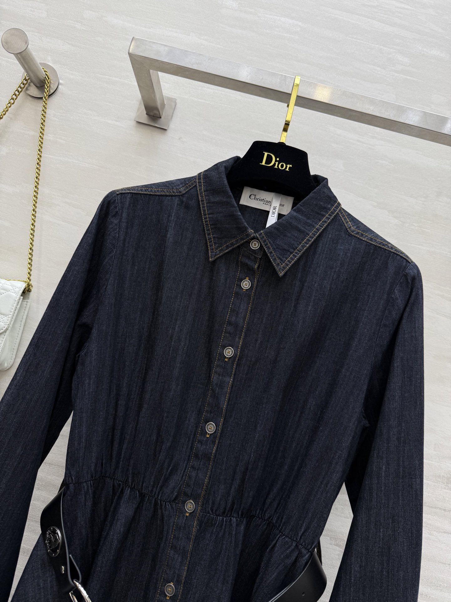 #DIO♡²⁵早秋新款 牛仔连衣裙 定制牛仔材质 复古洗水色系 质感挺括有型 搭配定制腰带系带勾勒腰型 