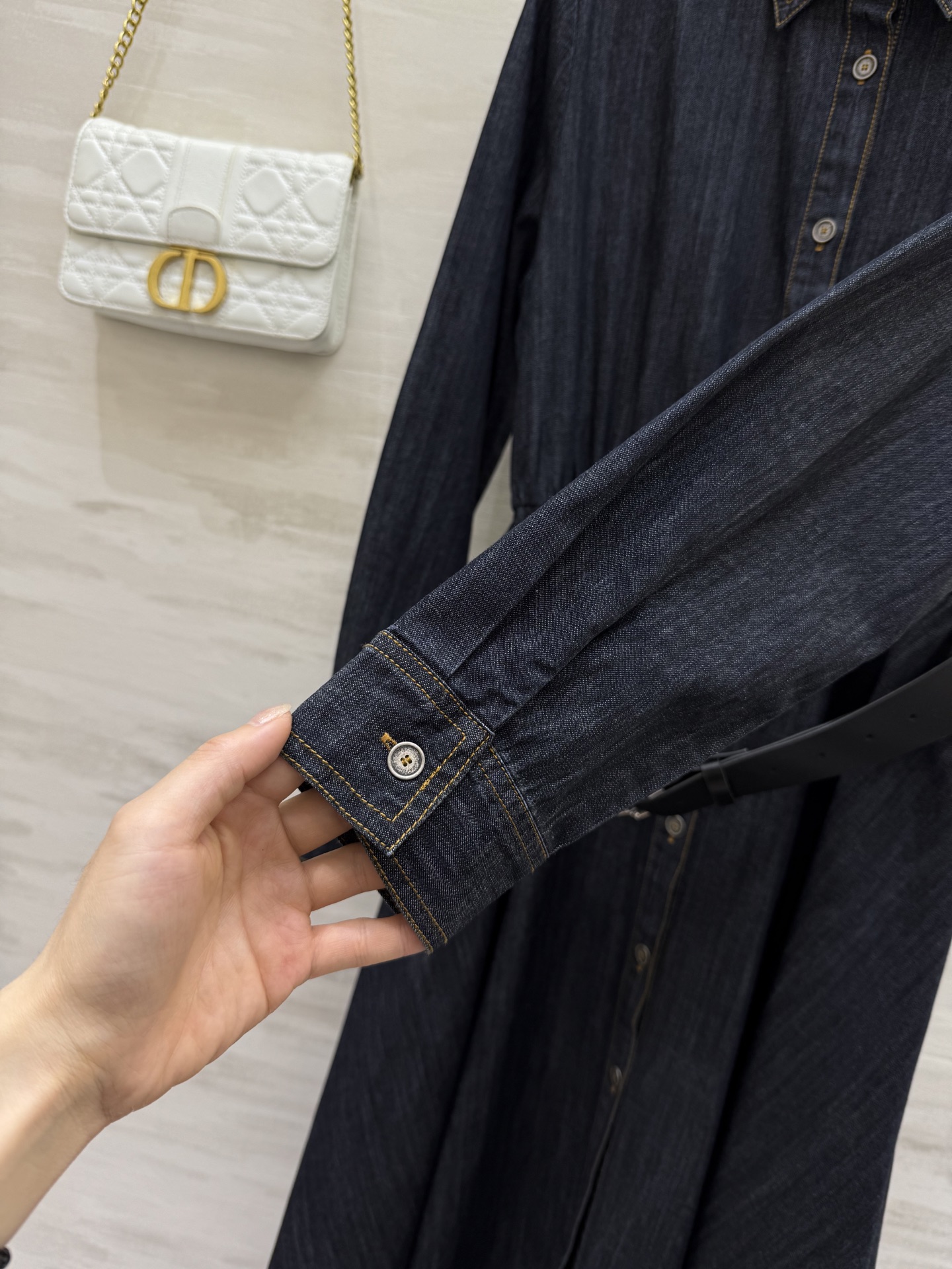 #DIO♡²⁵早秋新款 牛仔连衣裙 定制牛仔材质 复古洗水色系 质感挺括有型 搭配定制腰带系带勾勒腰型 