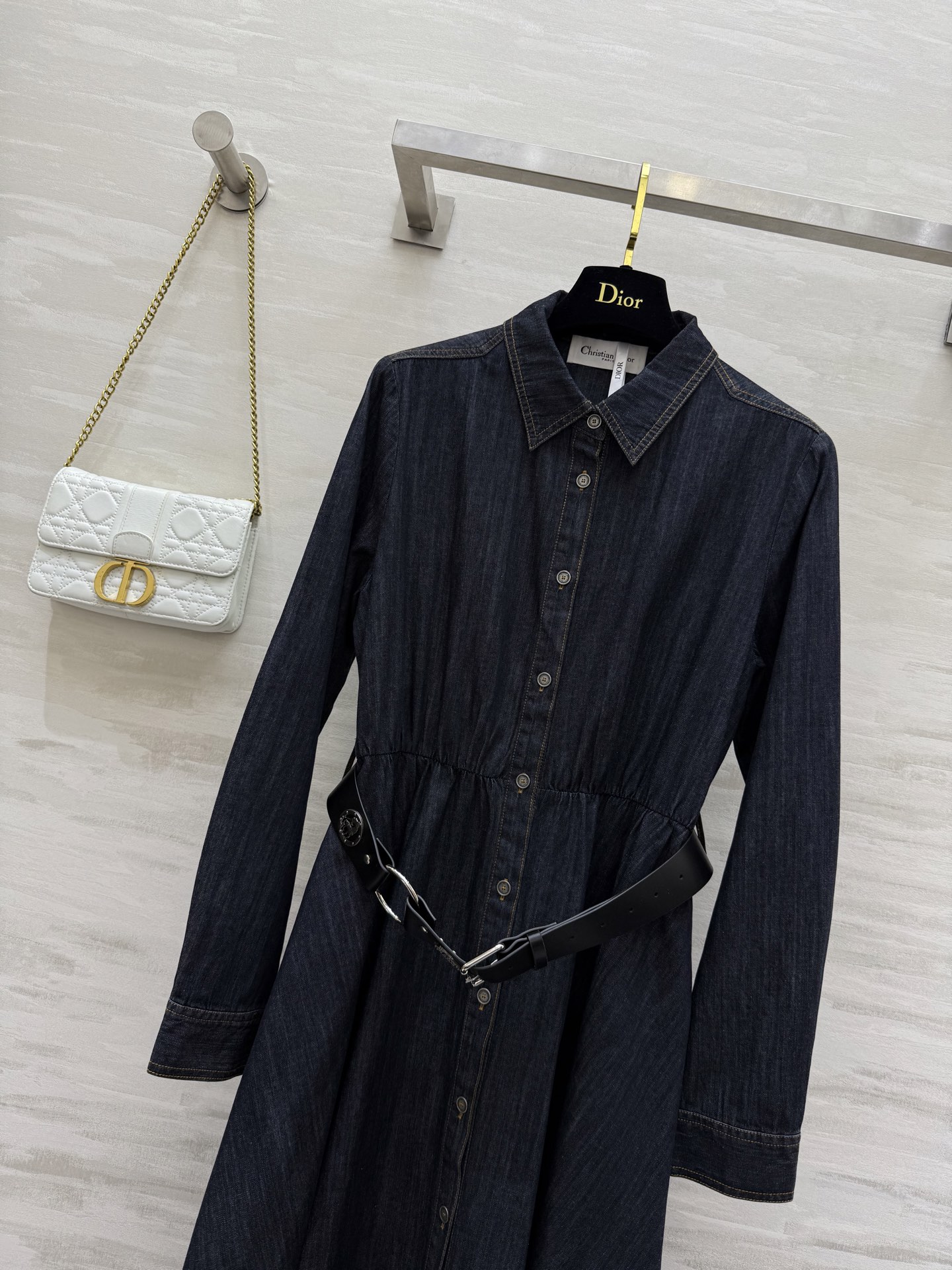 #DIO♡²⁵早秋新款 牛仔连衣裙 定制牛仔材质 复古洗水色系 质感挺括有型 搭配定制腰带系带勾勒腰型 