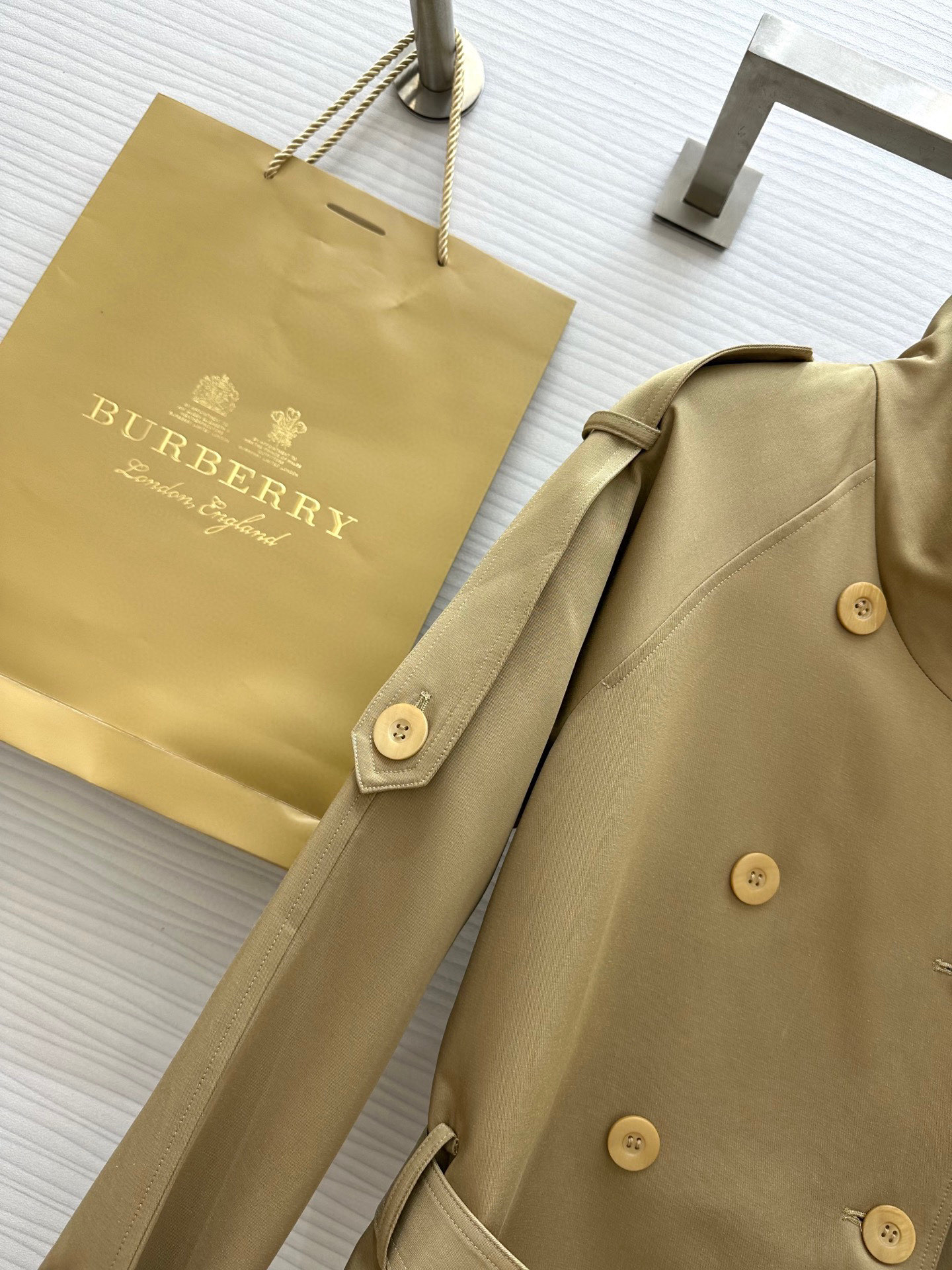 #Burberr♡²⁵秋冬新款 立领设计短款风衣 腰部下摆腰带可调节收腰设计 利落时髦  短款设计拉升腰