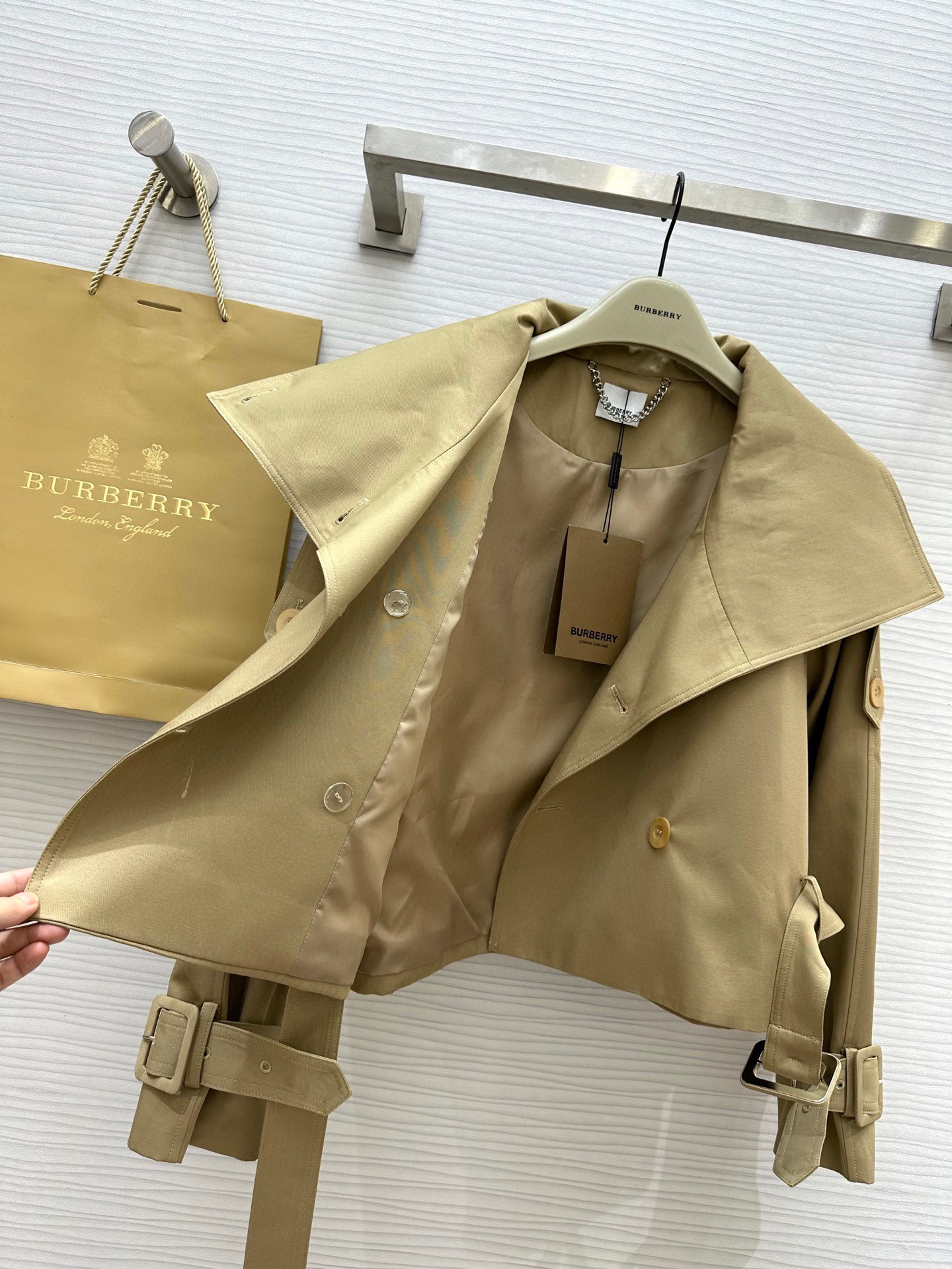 #Burberr♡²⁵秋冬新款 立领设计短款风衣 腰部下摆腰带可调节收腰设计 利落时髦  短款设计拉升腰