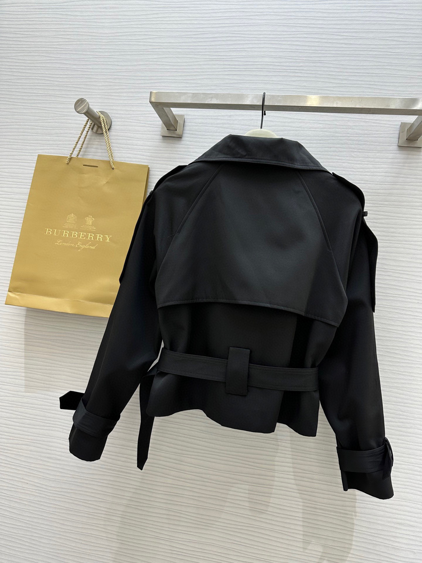 #Burberr♡²⁵秋冬新款 立领设计短款风衣 腰部下摆腰带可调节收腰设计 利落时髦  短款设计拉升腰