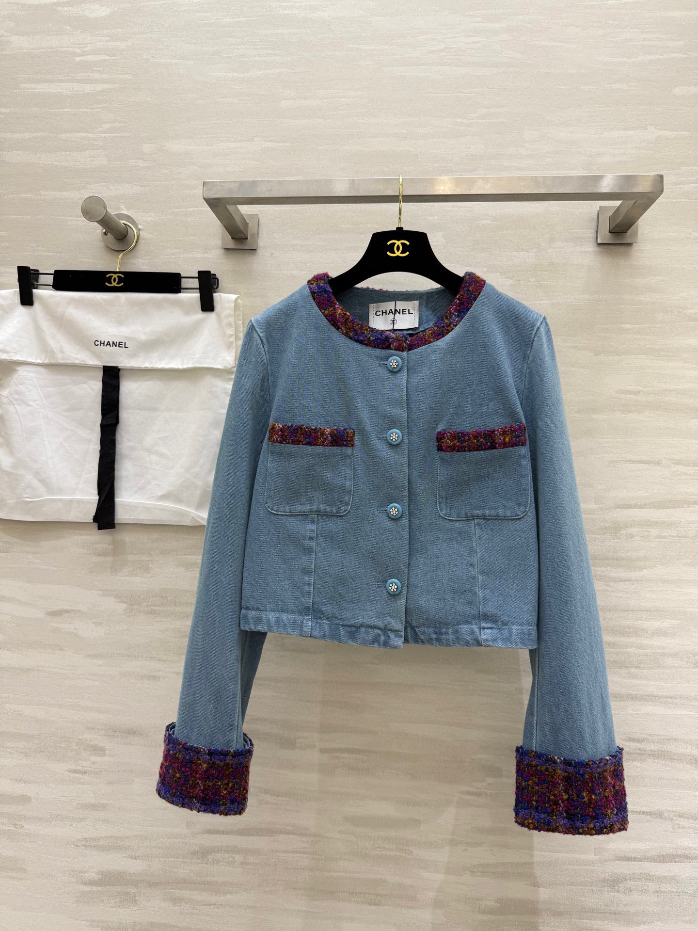 NO:472553,#CHANE hot product, retro old denim tweed spliced ​​short jacket, high quality customization, spot first-time size36/38/40 (38 size shoulder width 38, bust 94, length 46),,chanel, jackets & coats,alexander wang19860909#CHANE爆款 复古做旧牛仔花呢编织拼接短款外套 高品质定制 现货首发size36/38/40（38码肩宽38,胸围94,衣长46）,,chanel,jackets & coats,alexander wang,Women's clothing