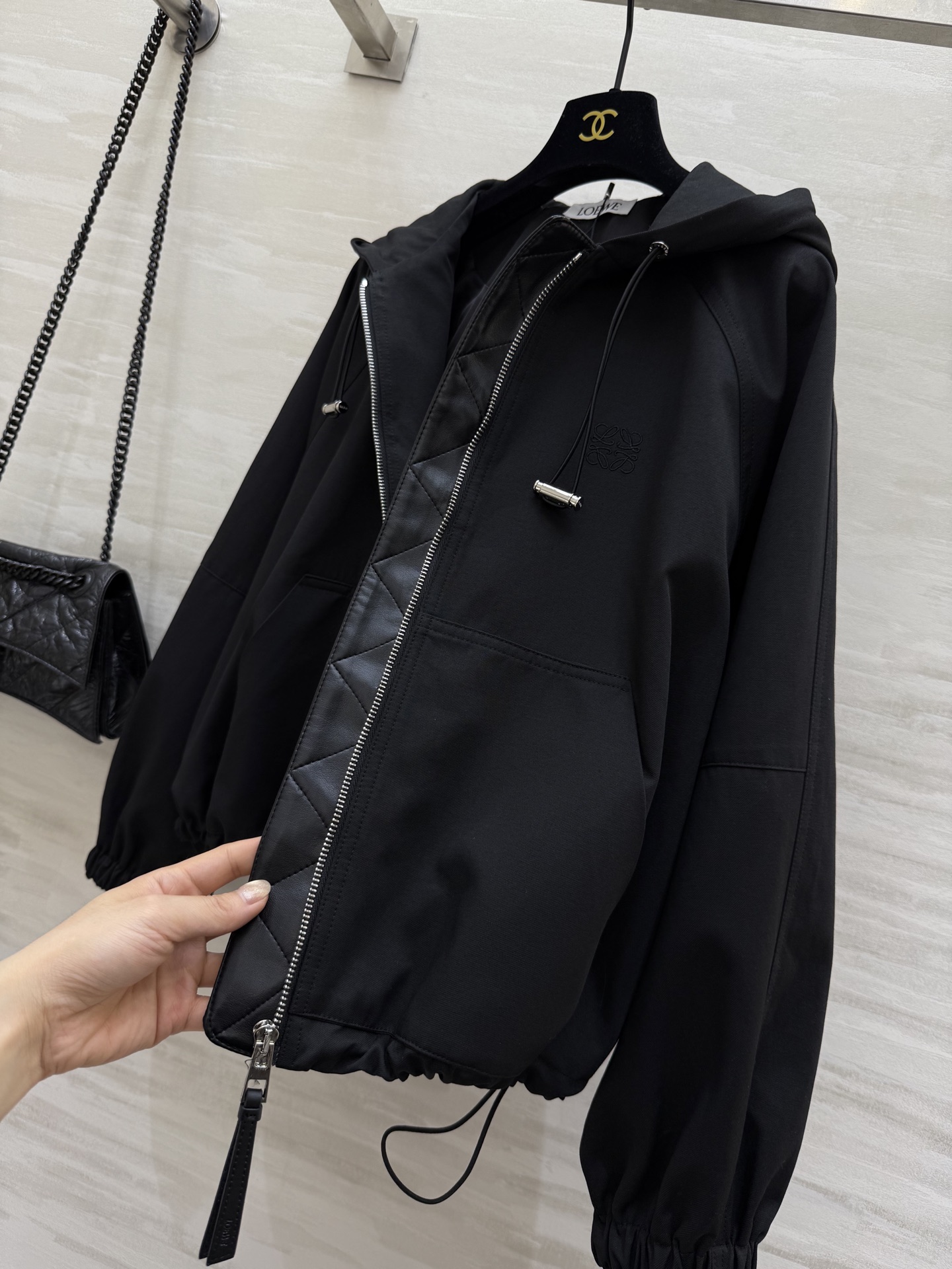 #Loew♡²⁵早秋新款 连帽外套 下摆可抽绳收腰设计 前襟logo刺绣🪡 高品质 现货首发size：S