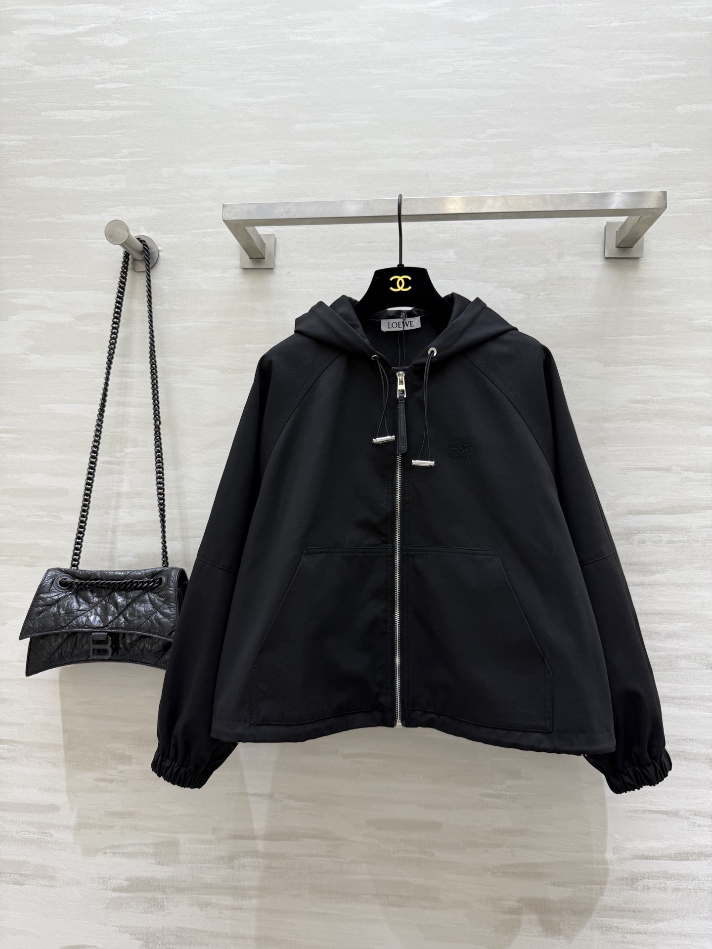 NO:473612,#Loew early autumn new style hooded jacket with drawstring waist design with front logo embroidery High quality Spot sizeS/M/L (s bust 116, 53 length), loewe, jackets & coats,hats,alexander wang19860909#Loew早秋新款 连帽外套 下摆可抽绳收腰设计 前襟logo刺绣 高品质 现货首发sizeS/M/L（s胸围116,衣长53）,,loewe,jackets & coats,hats,alexander wang,Women's clothing