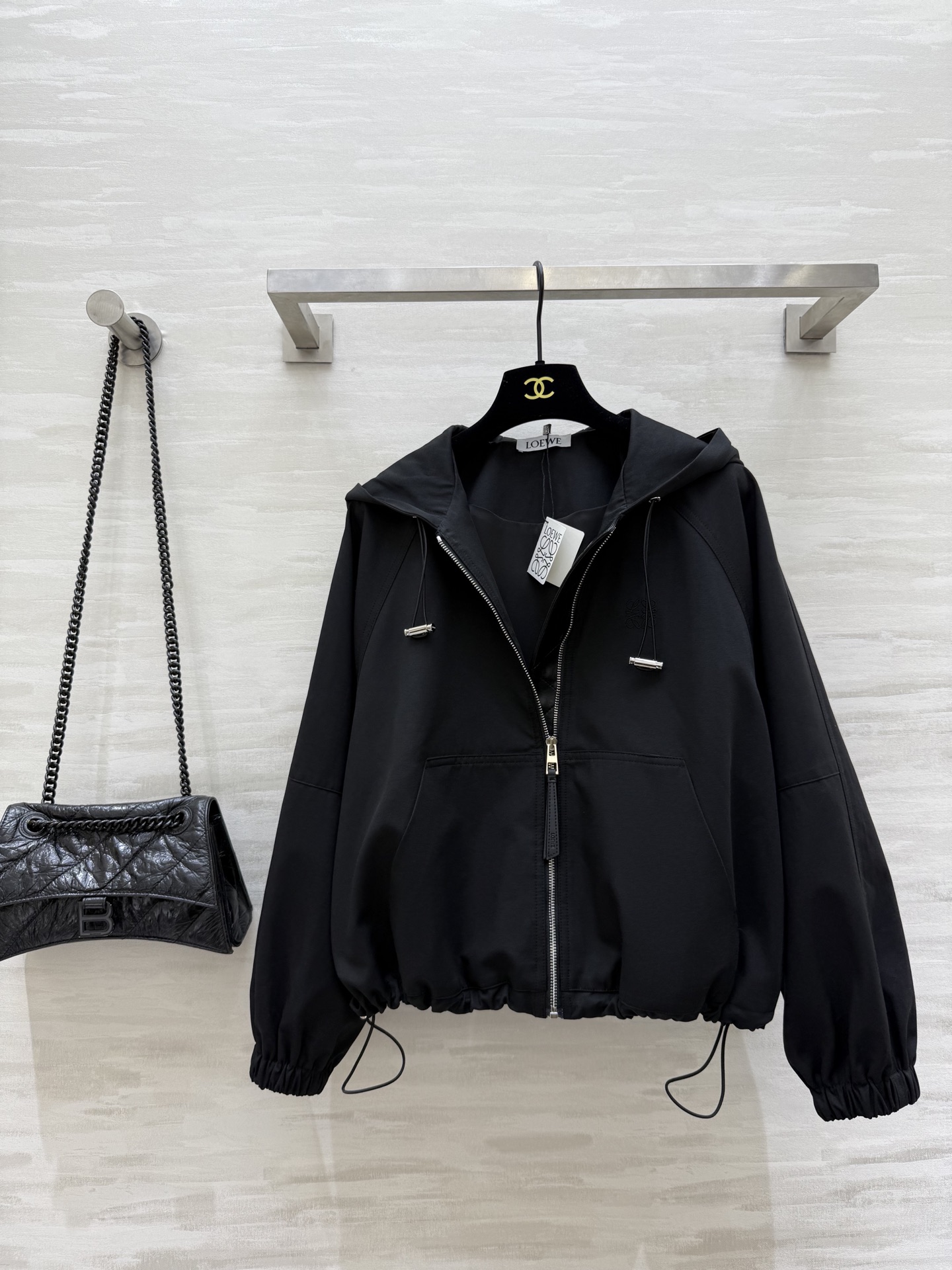 #Loew♡²⁵早秋新款 连帽外套 下摆可抽绳收腰设计 前襟logo刺绣🪡 高品质 现货首发size：S