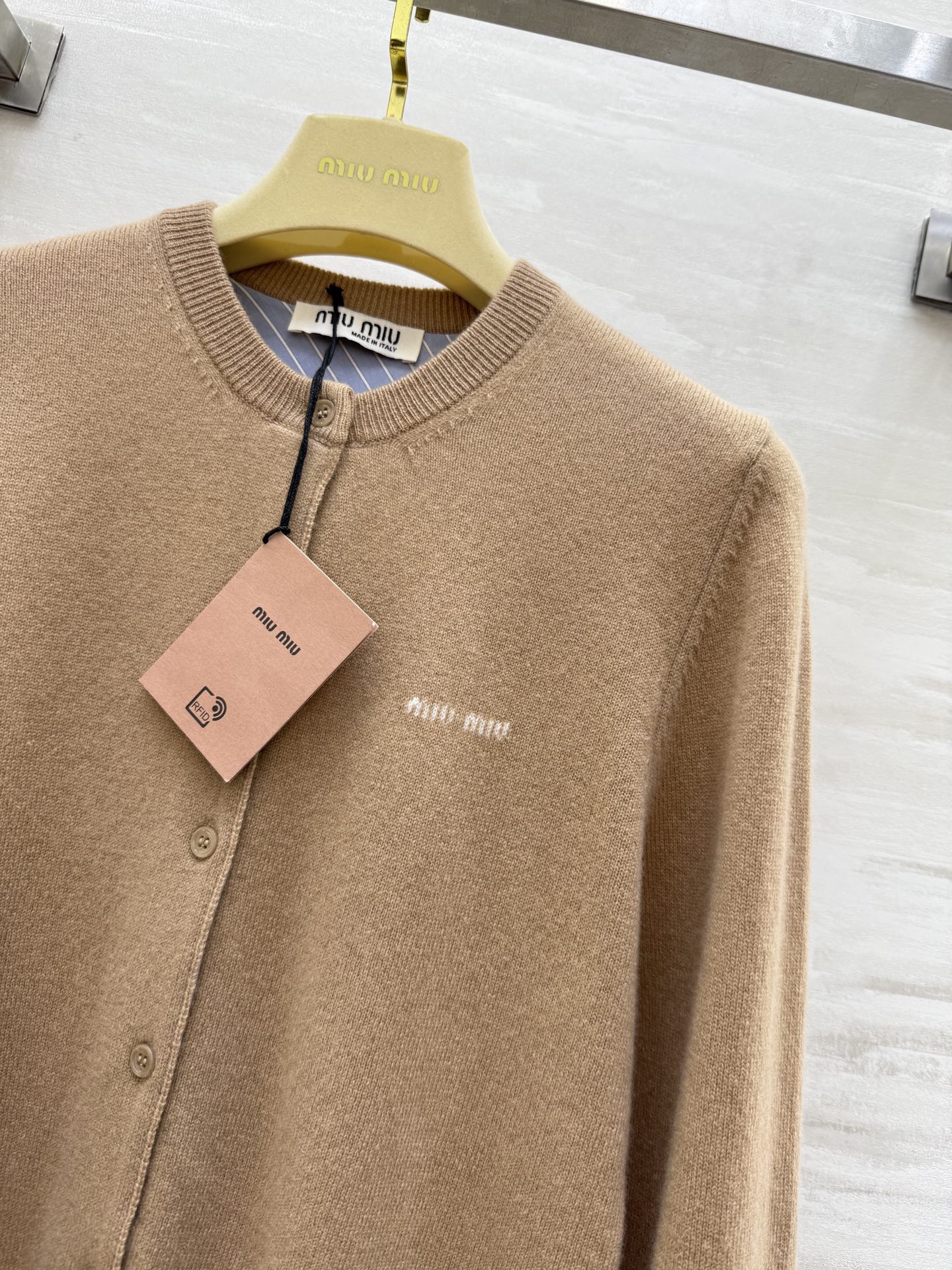 #Miumi♡²⁵早秋新款 羊毛开衫外套 袖子拼格设计感十足 羊毛质地保暖舒适 高品质 现货首发size