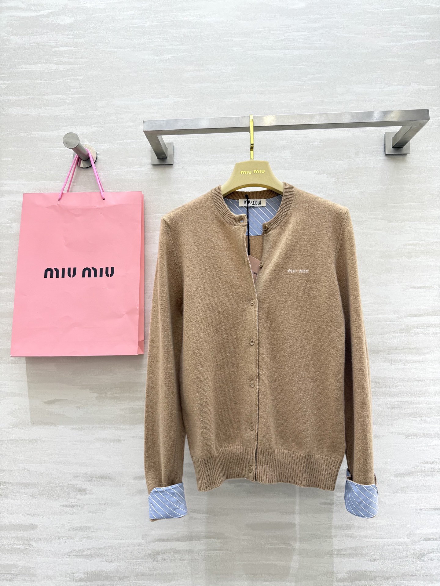 #Miumi♡²⁵早秋新款 羊毛开衫外套 袖子拼格设计感十足 羊毛质地保暖舒适 高品质 现货首发size